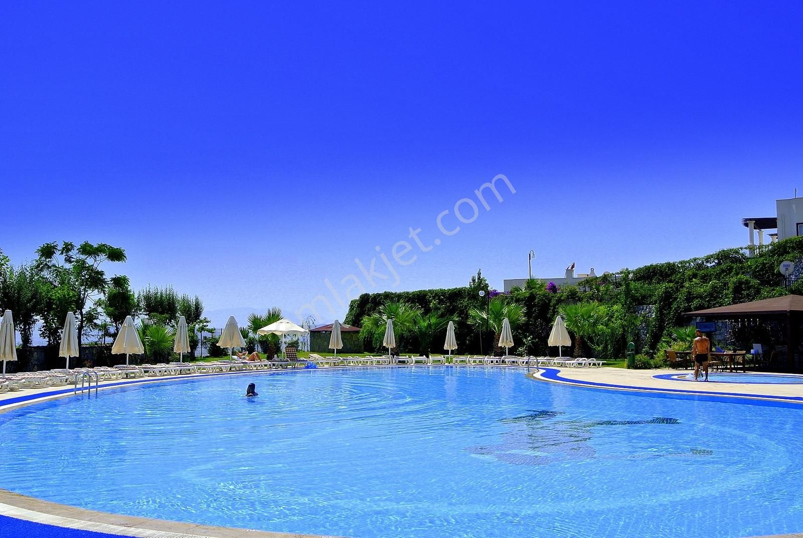 Adabükü Holiday Resort'ta Büyük Köşe Bahçeli Eşyalı Daire - Görsel 34