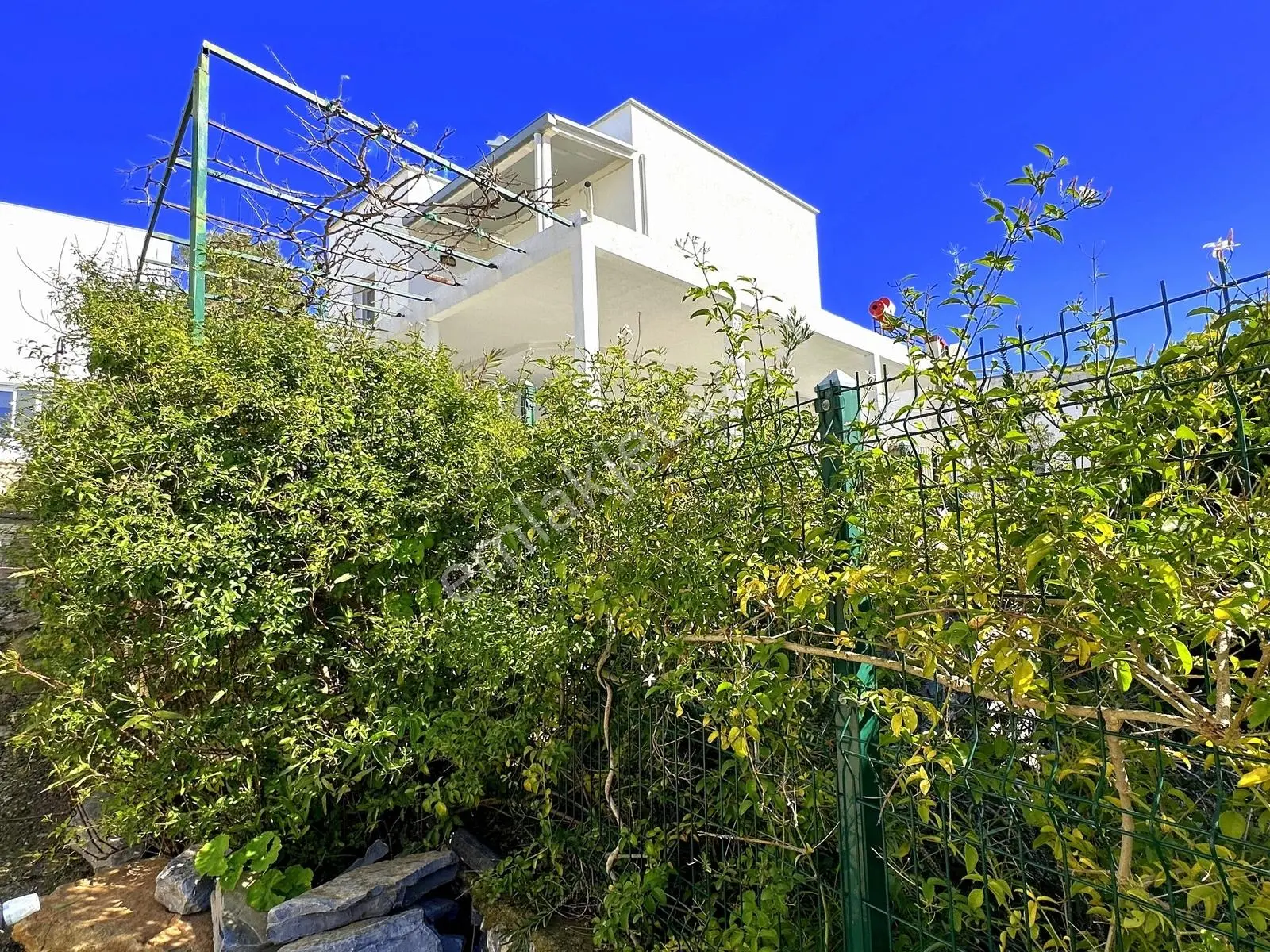 Bodrum Kumsal Plajlı Sitede Düzayak Köşe Bahçeli Müstakil Ev