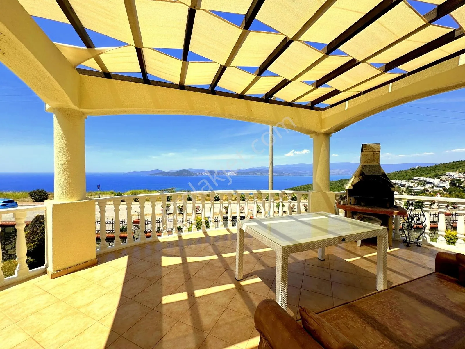 Adabükü Plajlı En Ön 180° Leb-i Derya Manzaralı Eşyalı Rezidans