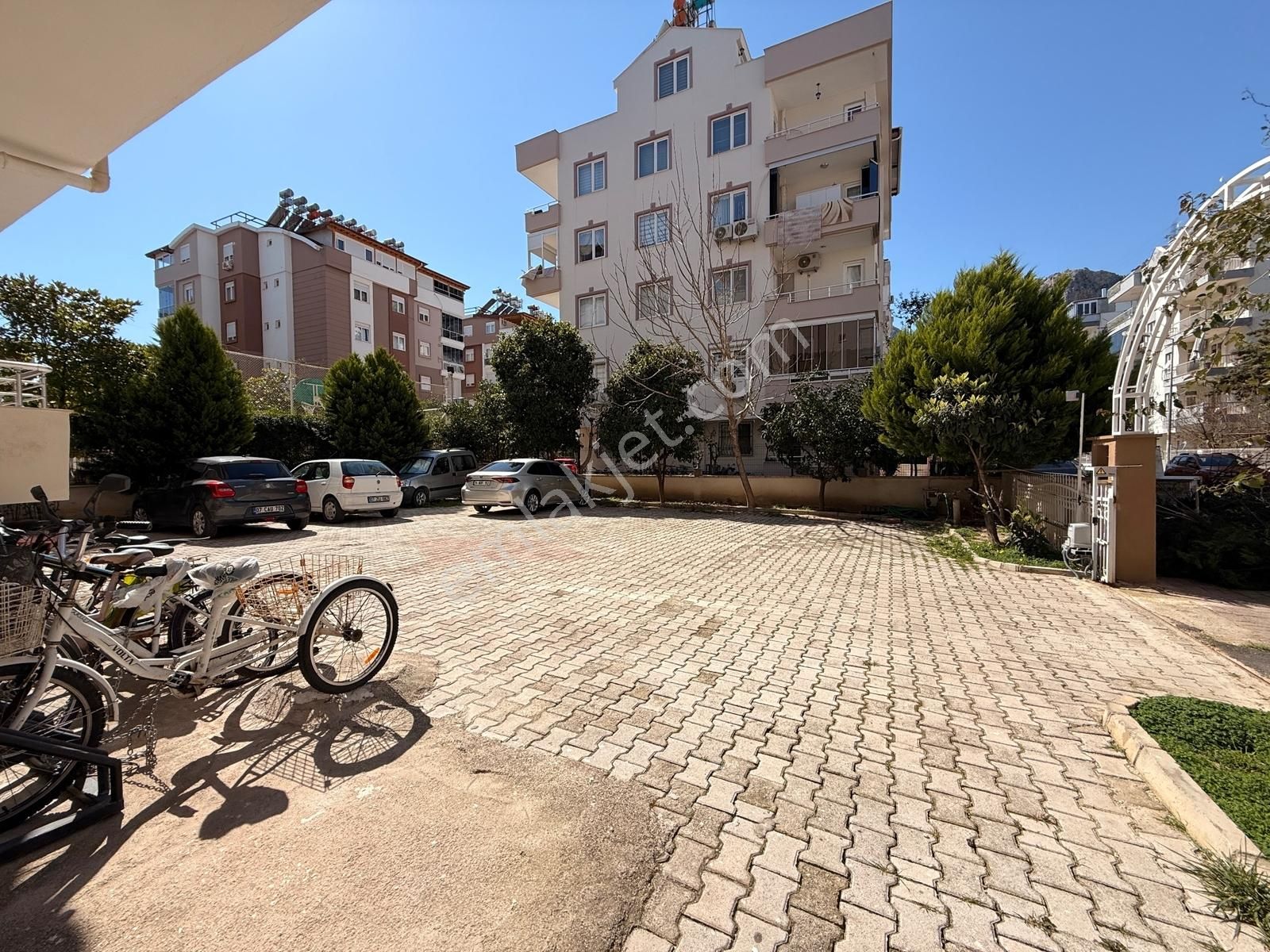 Hurma'da Merkezi Konumda Temiz Eşyalı 2+1 Daire