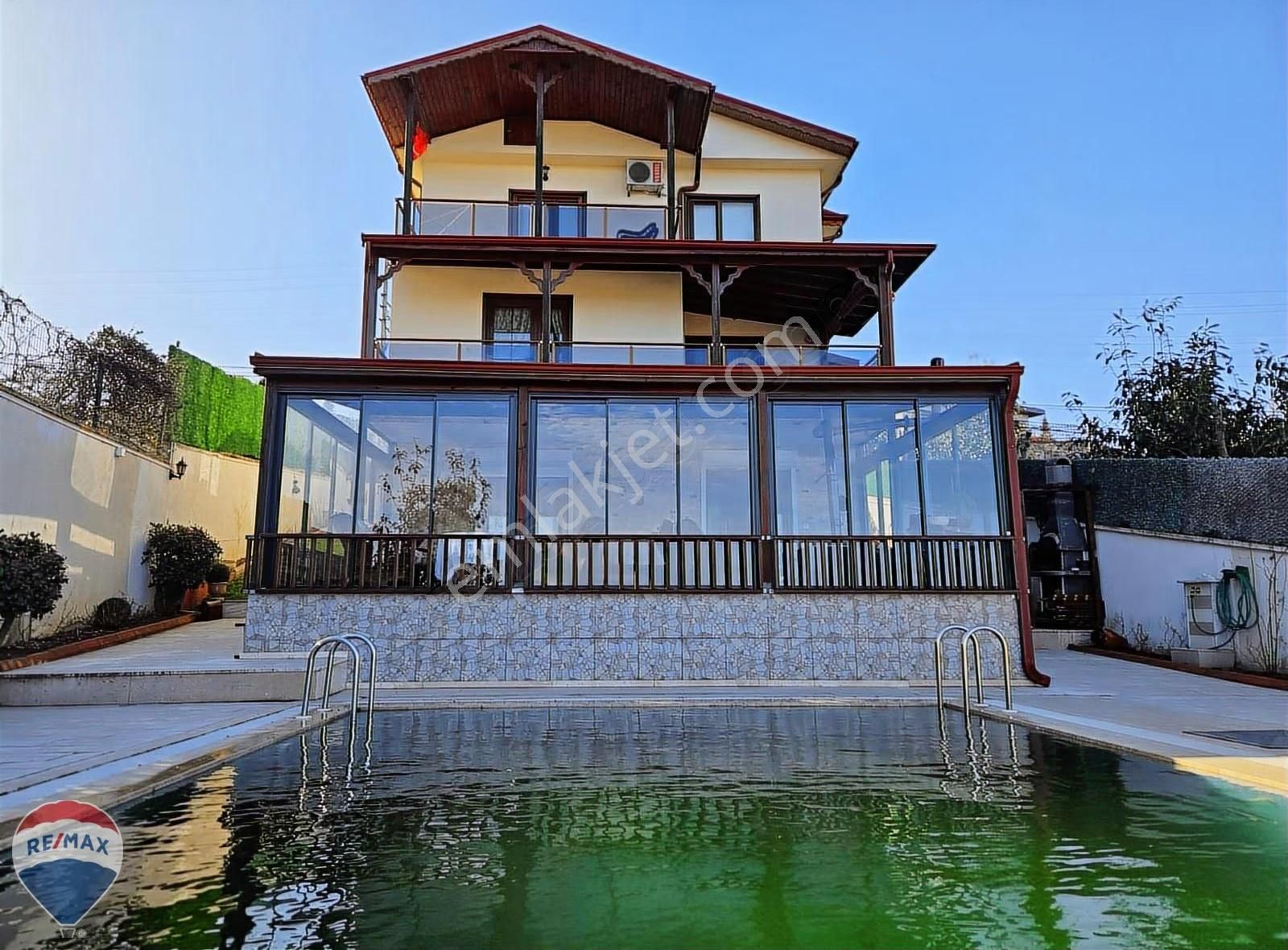 Remax Mahmudiye Göl Manzaralı M. Havuzlu, Bahçeli Lüks Tripleks