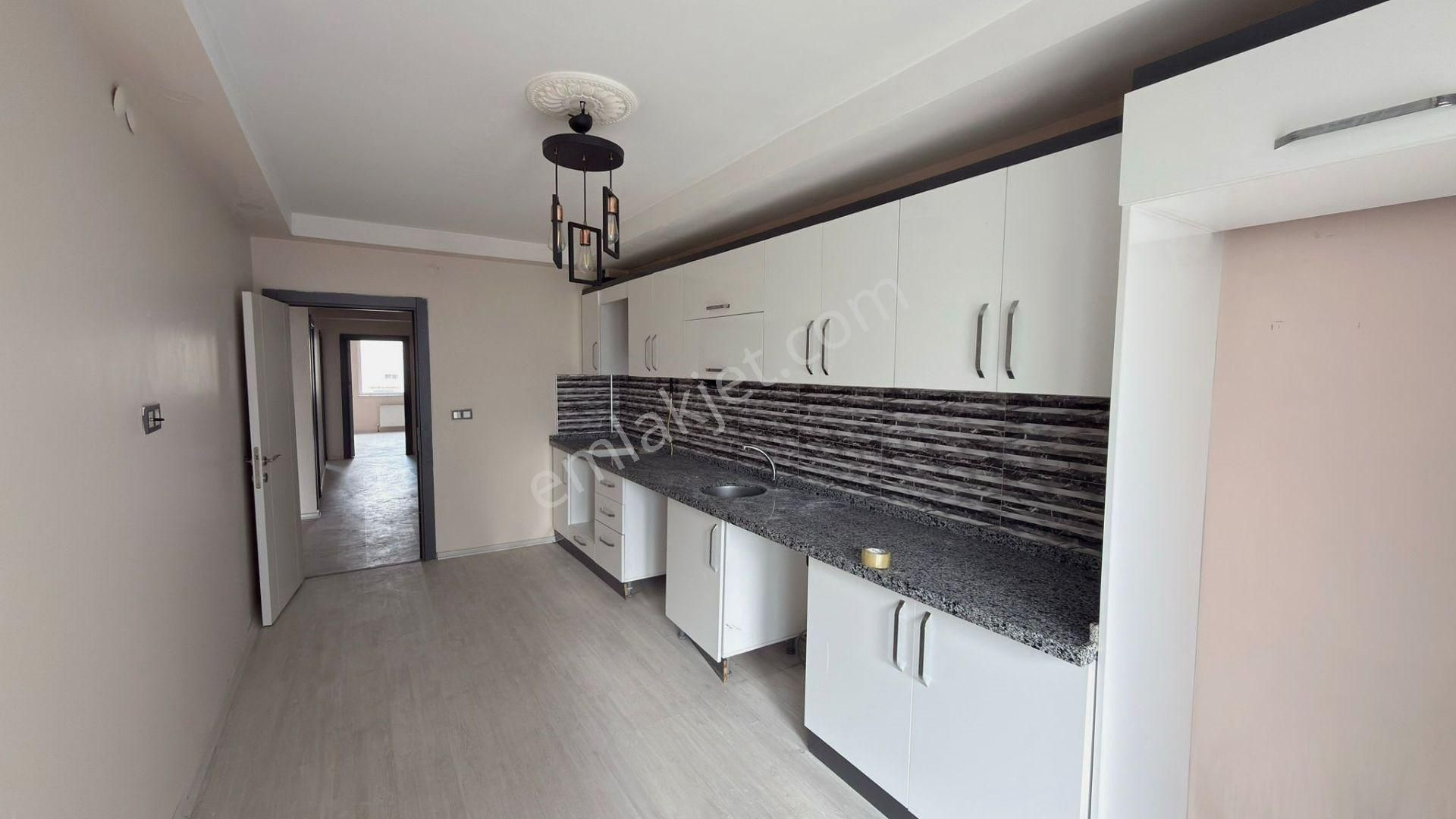 Recep Ümit'ten Şarhöyük Mahallesinde Kiralık 3+1 Ferah Geniş Daire