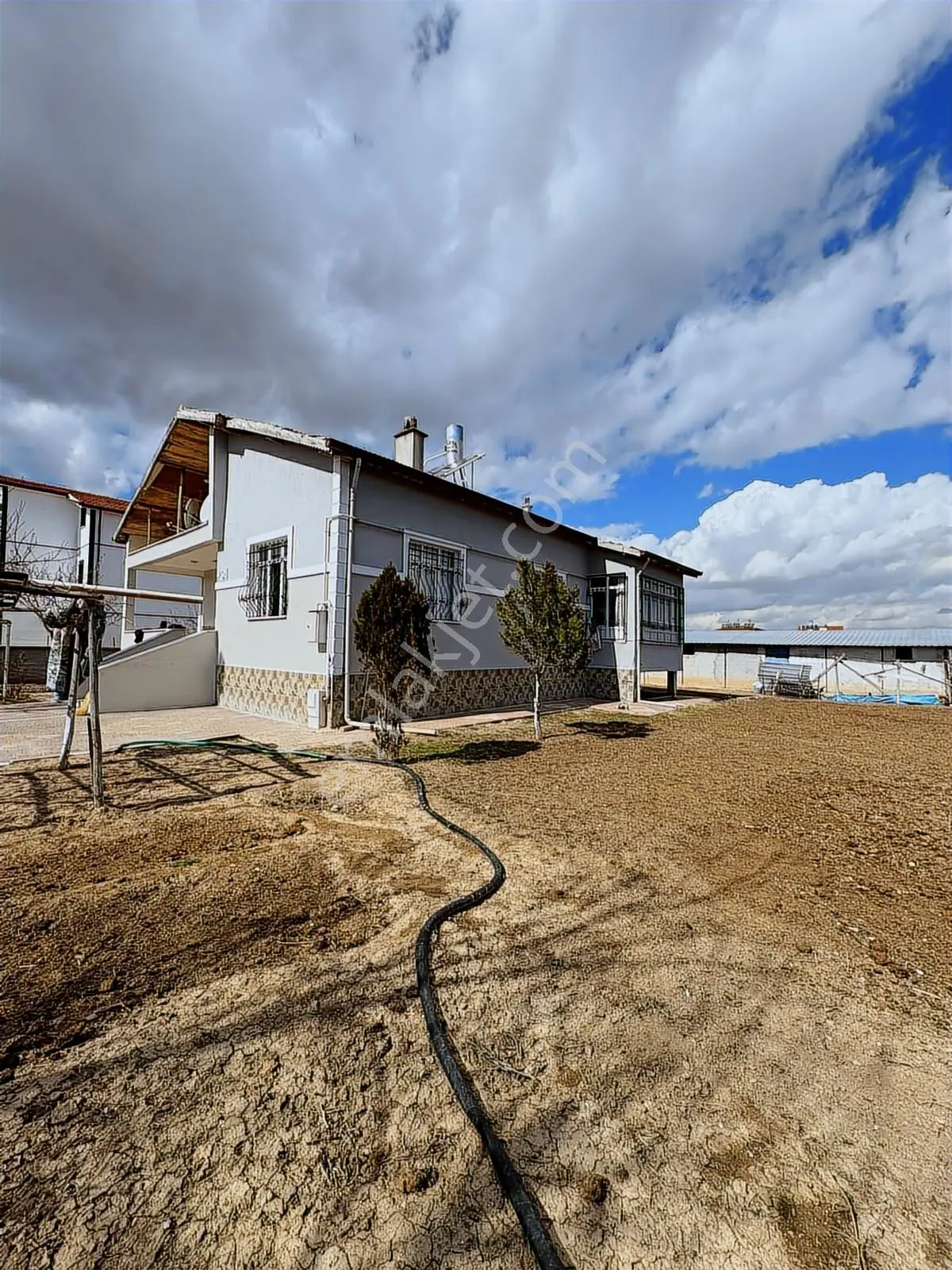 Hem Oturum Hem Yatırım 1.118 M² Arsa İçinde Bakımlı Müstakil Ev.