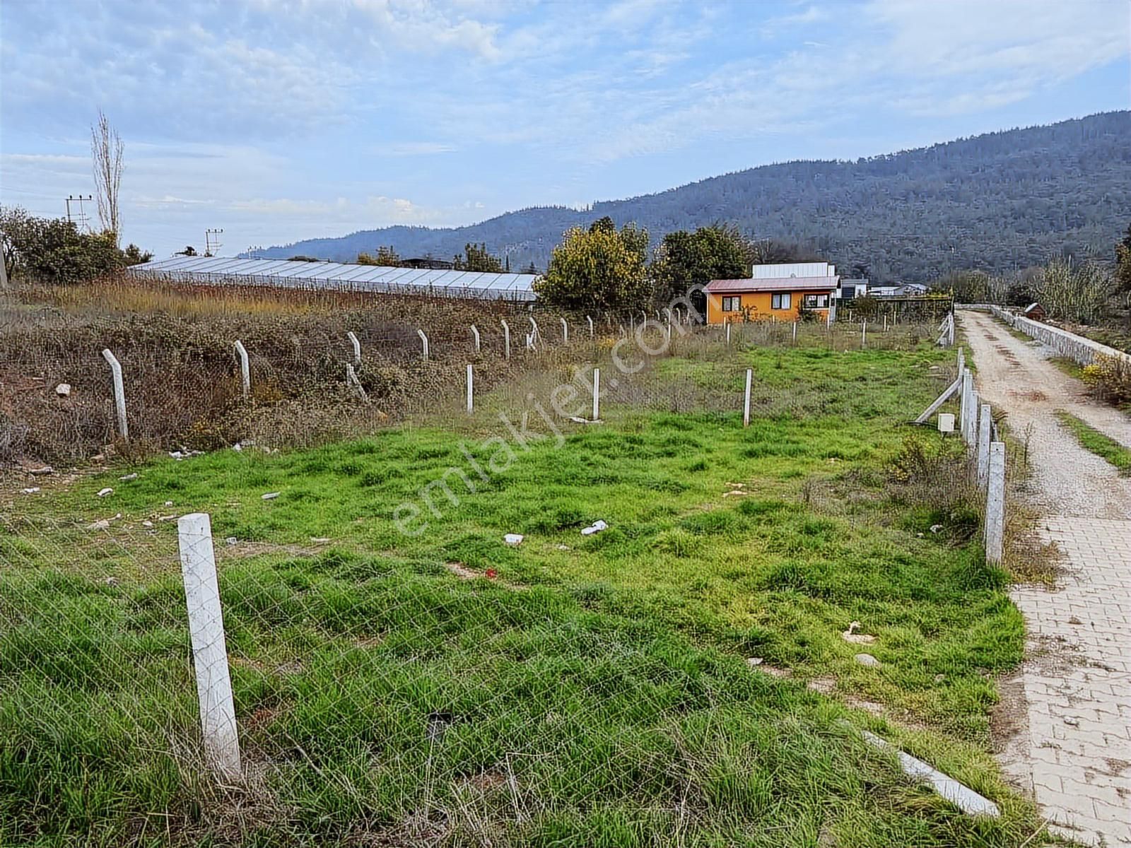 Bal Gayrimenkul-menderes Yeniköy'de Cadde Üzeri 300m2 Bahçeler