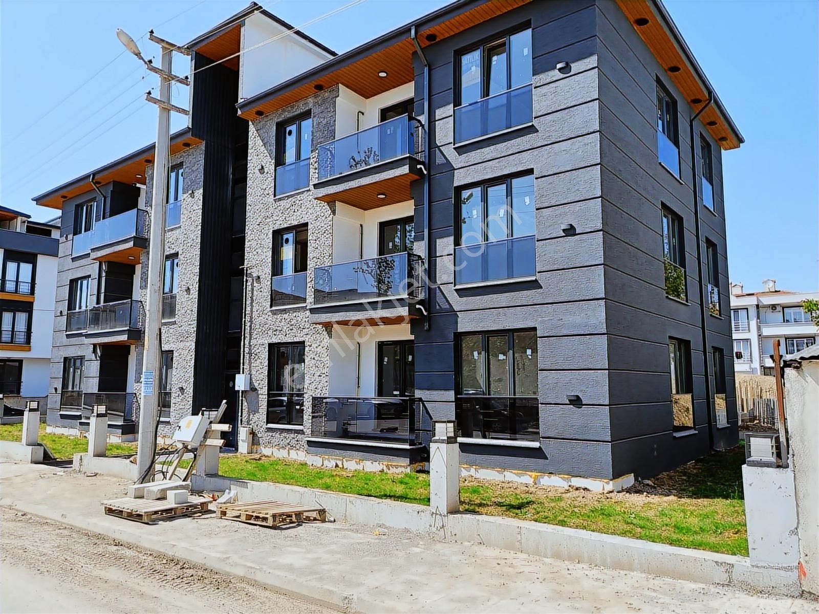 Sakarya Erenler Hafızlık Okulu Karşısı Sıfır 3+1 3.kat Satılık