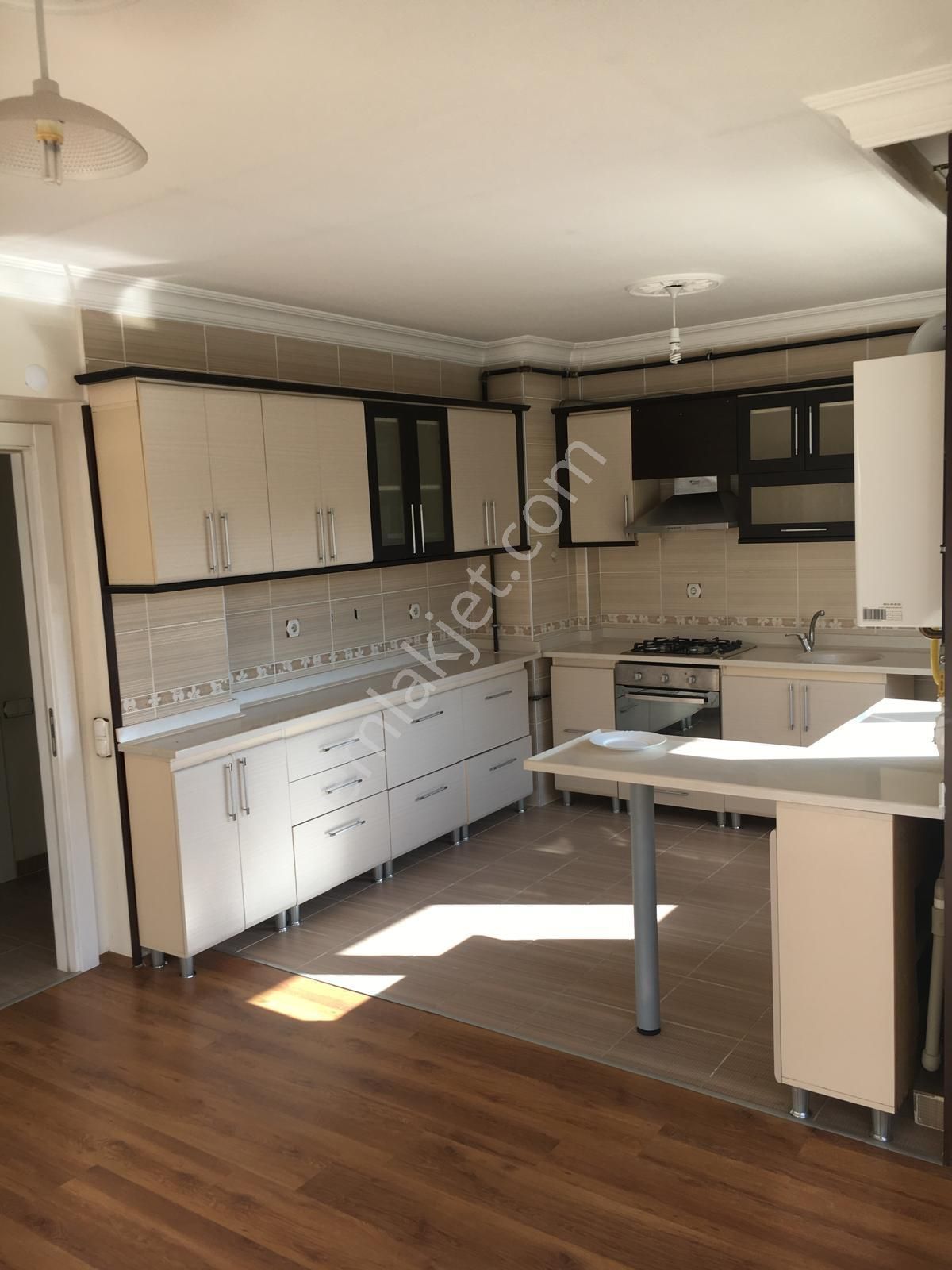 Lider Emlak'tan Gölbaşın'da Üç Cepheli 5+1 Satılık Daire