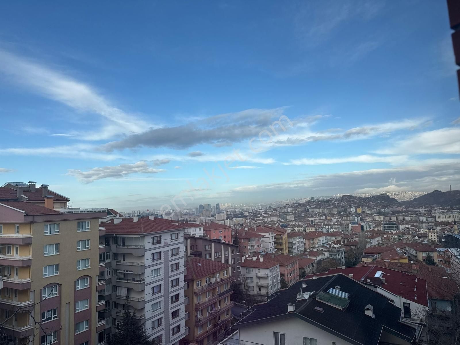 Rıza Acar'dan Merkezi Lokasyon Ara Kat Yapılı 3+1 Daire Satılık