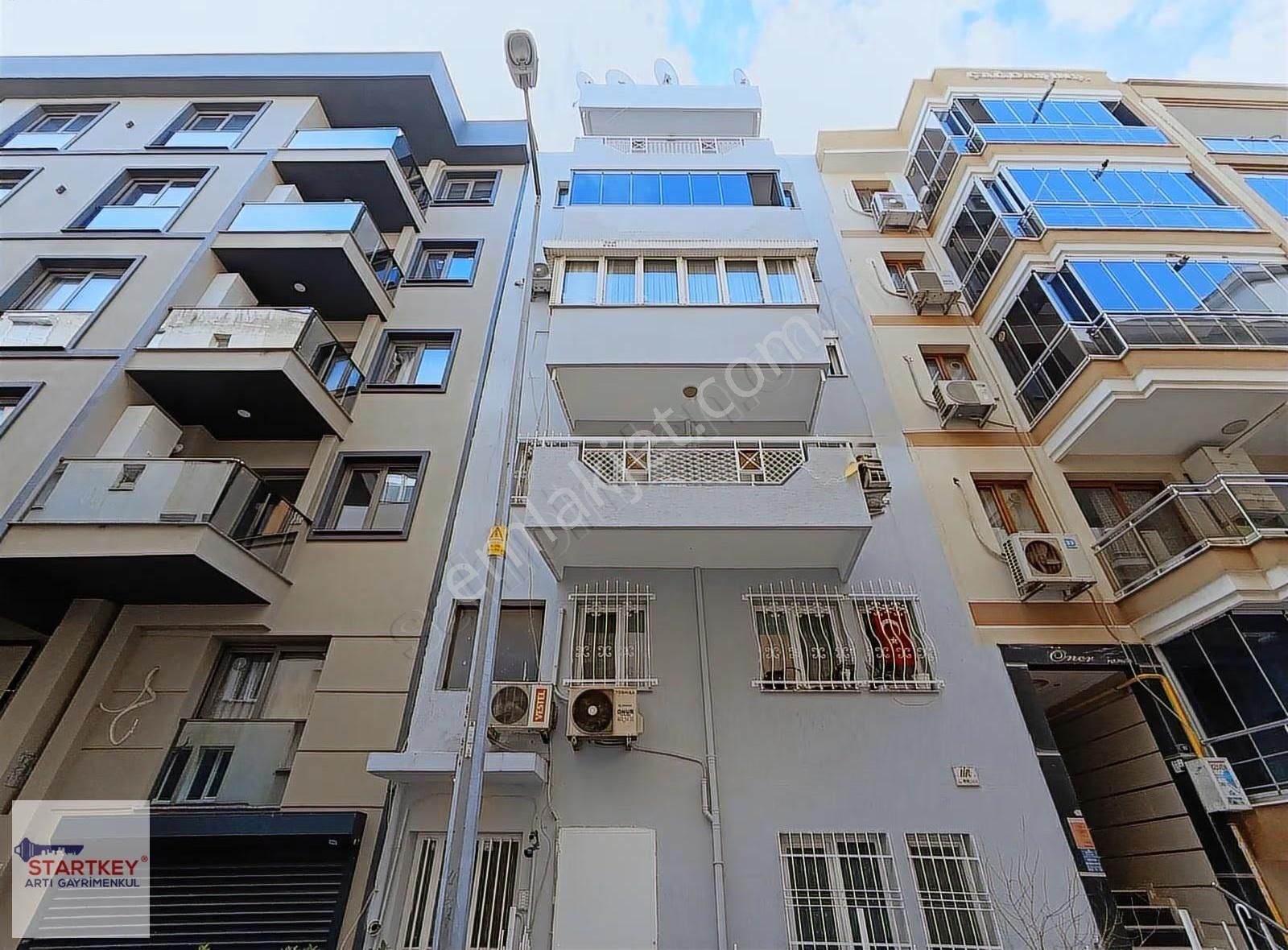 Karşıyaka İlçe Emniyet Müdürlüğü Arka Sokağında Satılık Daire