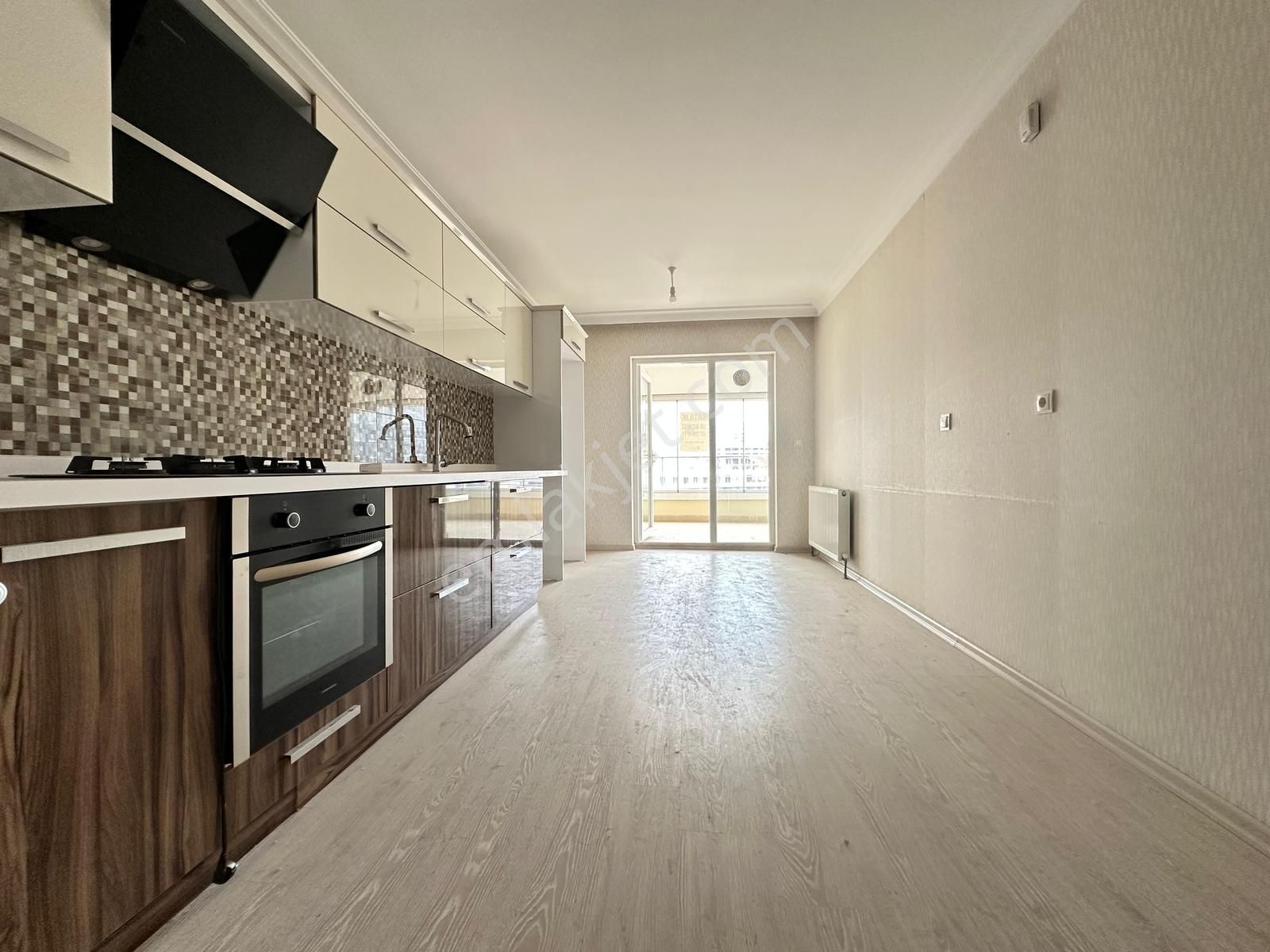 Mehmet Zengin'den Hakan Akbıyık Okulu Yakını 5.kat 3+1 Sitede