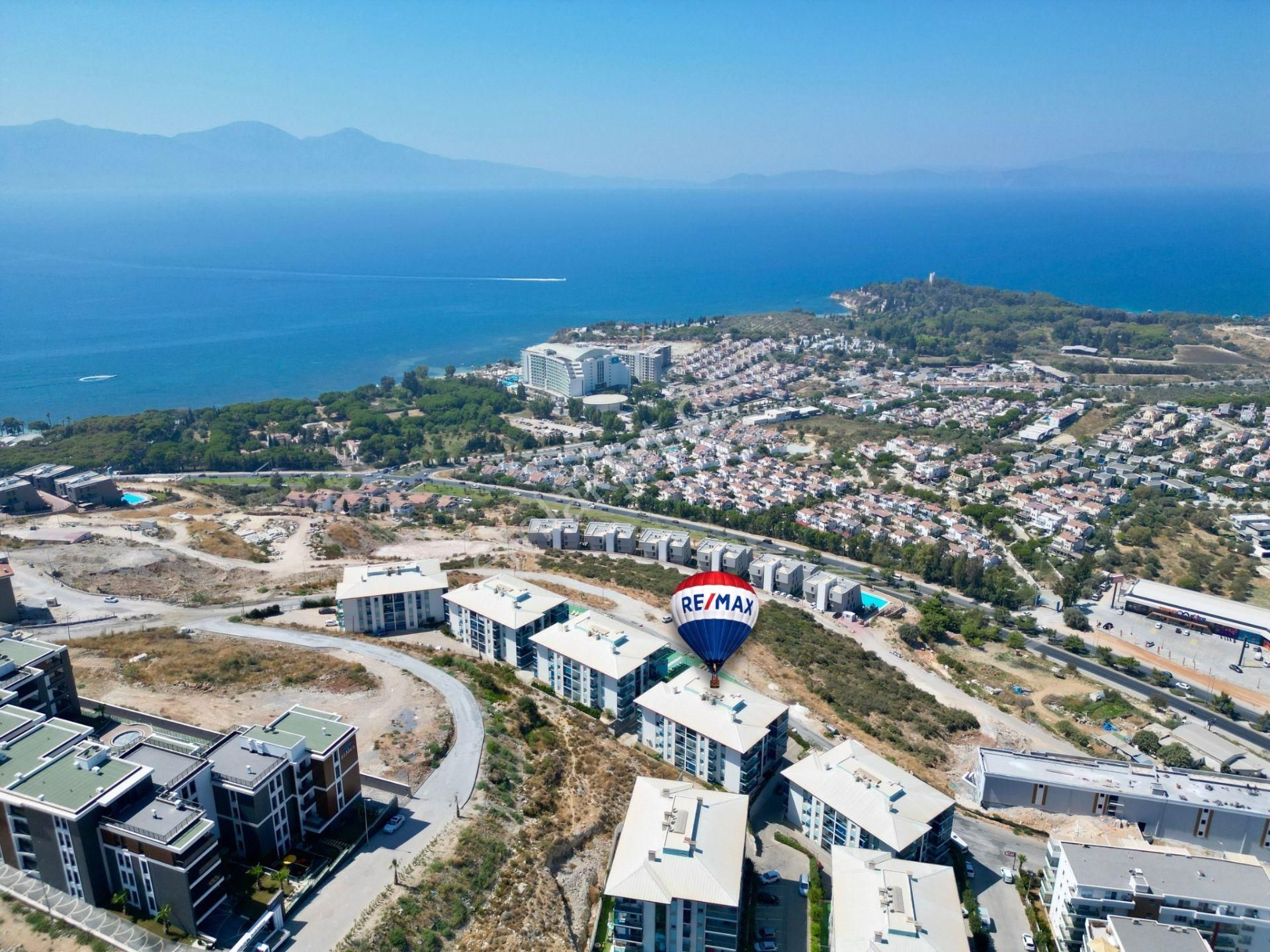 Kuşadası Turkuaz Evleri'nde Deniz Manzaralı 1+1 Satılık Daire
