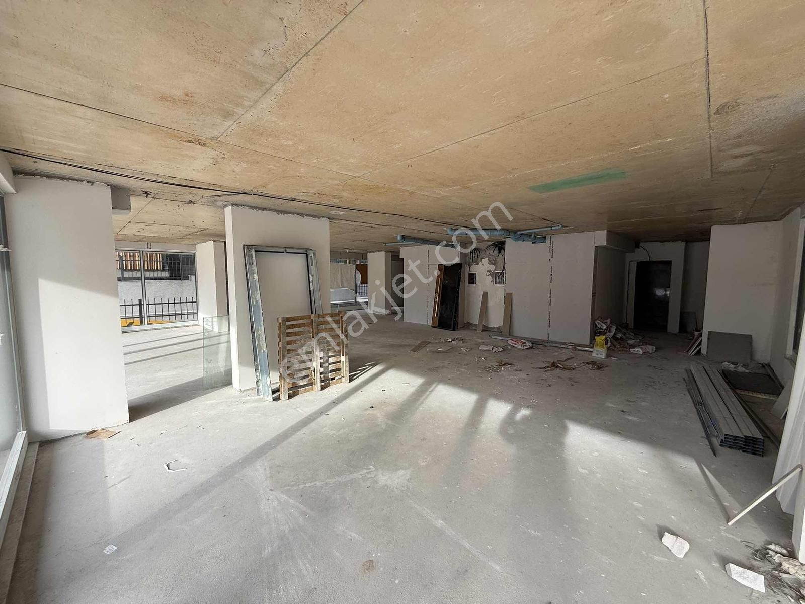 Çengelköy Cadde Üzeri Sıfır 275 M² İç Kullanım Alanlı Kiralık - Görsel 8