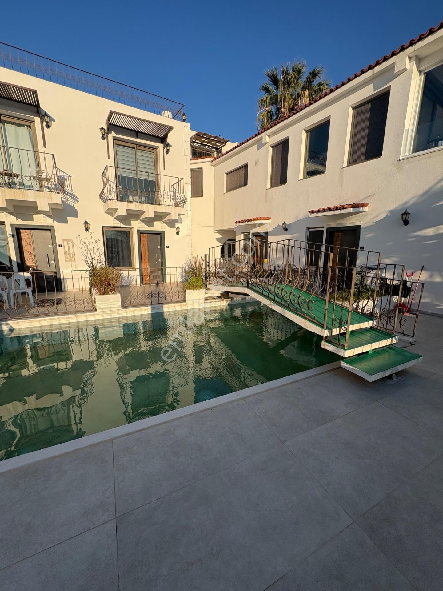 Denize 250m 1+1 Tadilatlı Eşyalı Satılık Daire Bodrum/gümbet