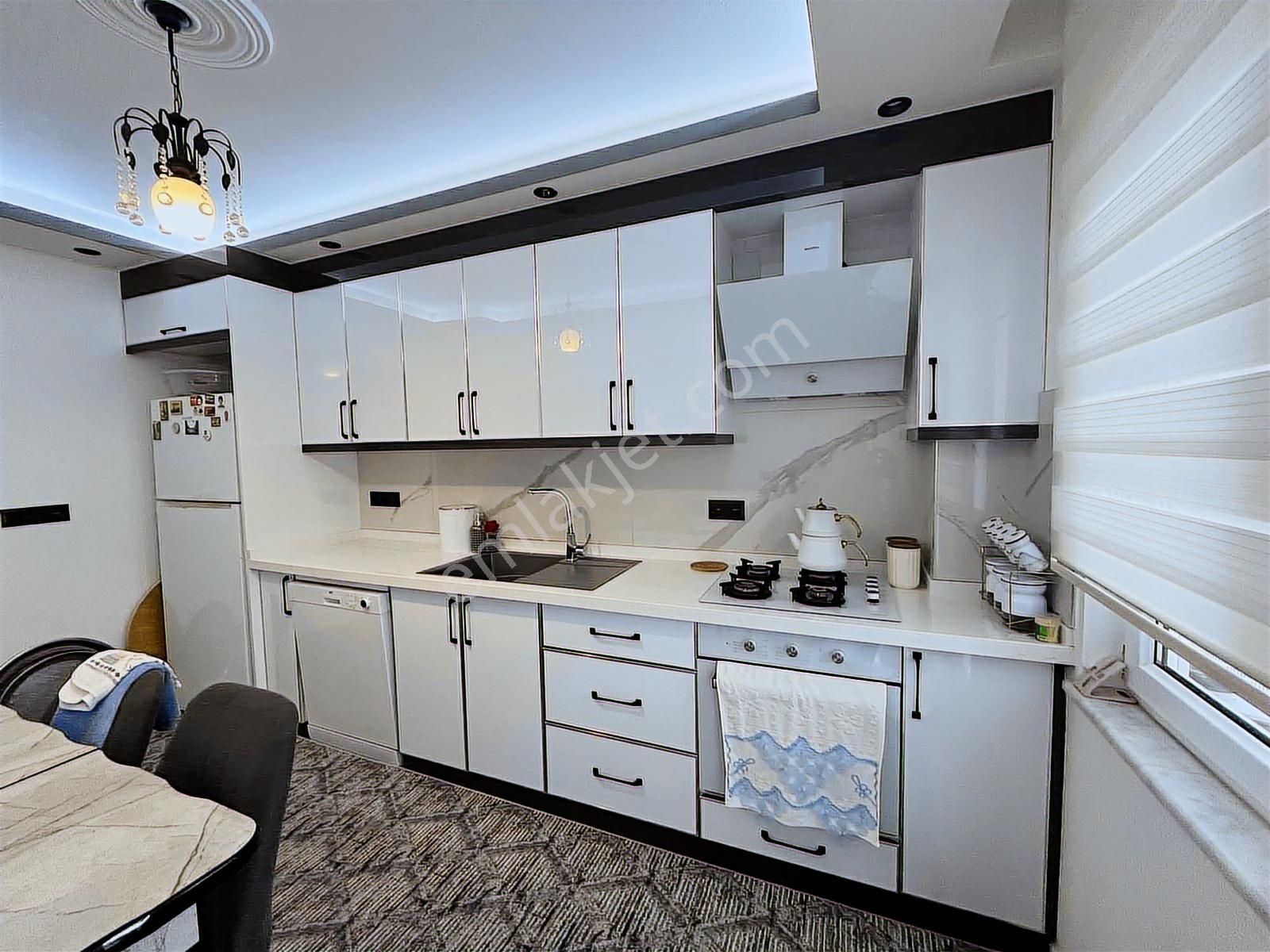 Lavınıa'dan Merkezde Kapalı Mutfak Arakat Satılık 3+1 Daire