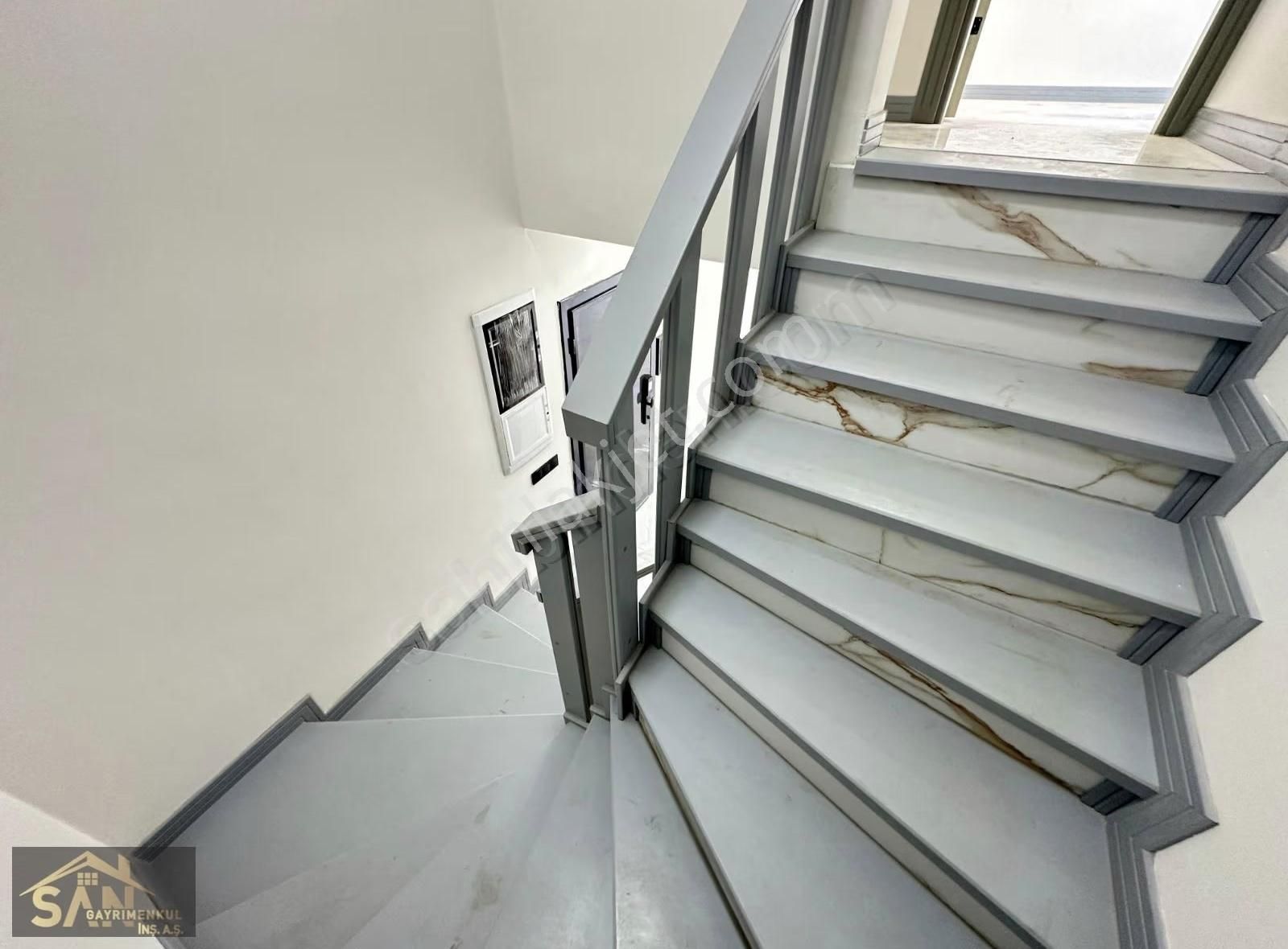 Urla Merkezde Havuzlu Site İçinde Sıfır Kiralık Ultra Lüks Daire - Görsel 5