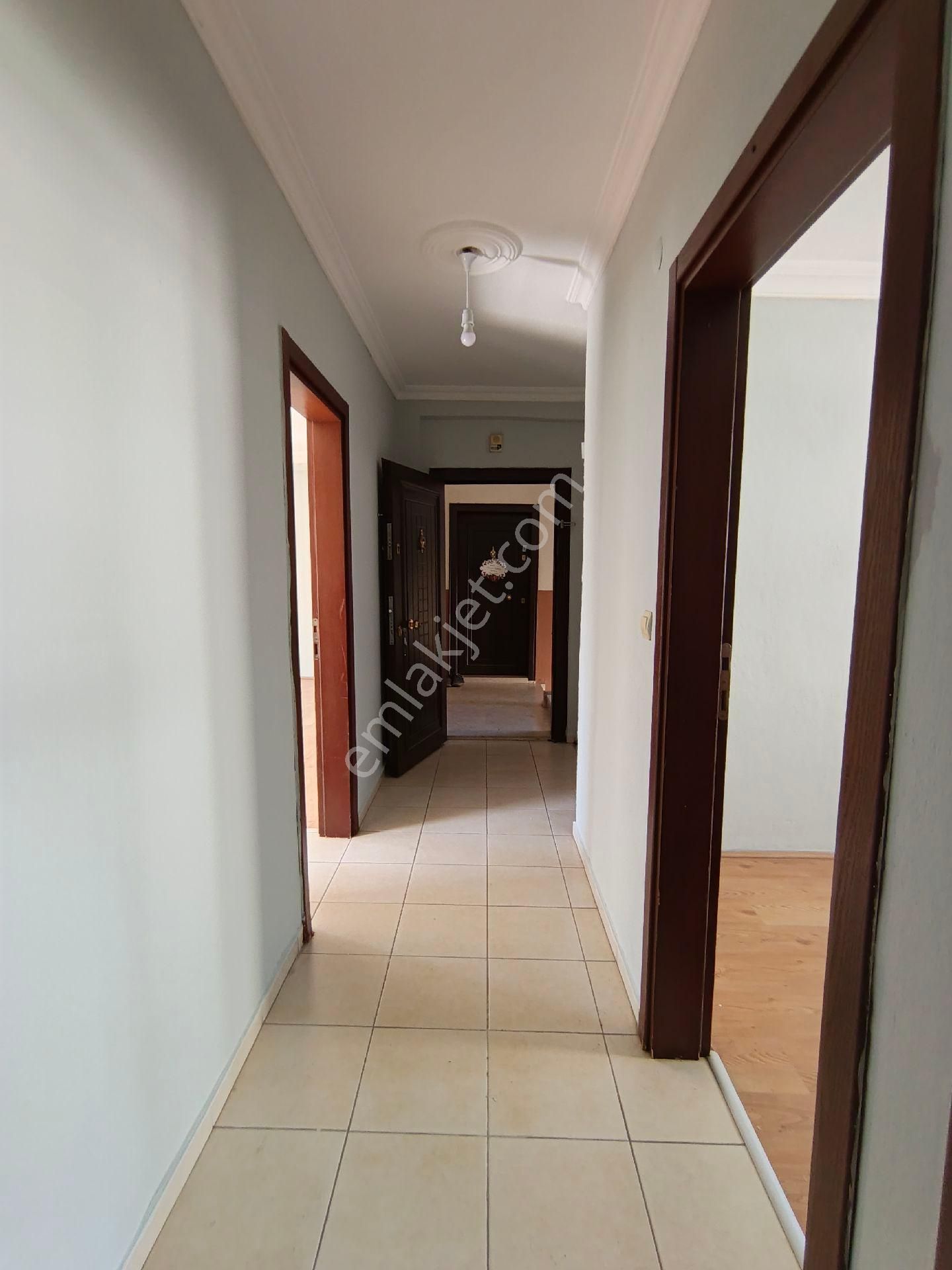 Şelale Mahallesi Merkezi Konumda 2+1 Güney Cephe Ara Kat Kiralık Daire