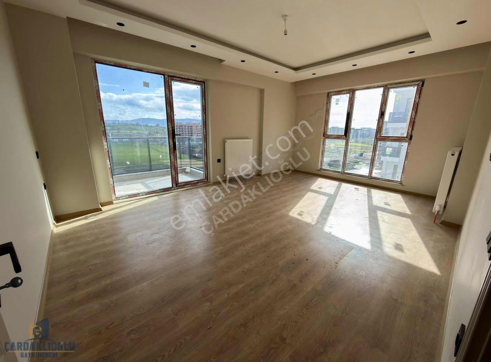 Site İçerisinde Kapalı Otoparklı Geniş E.v Banyolu Sıfır 2+1