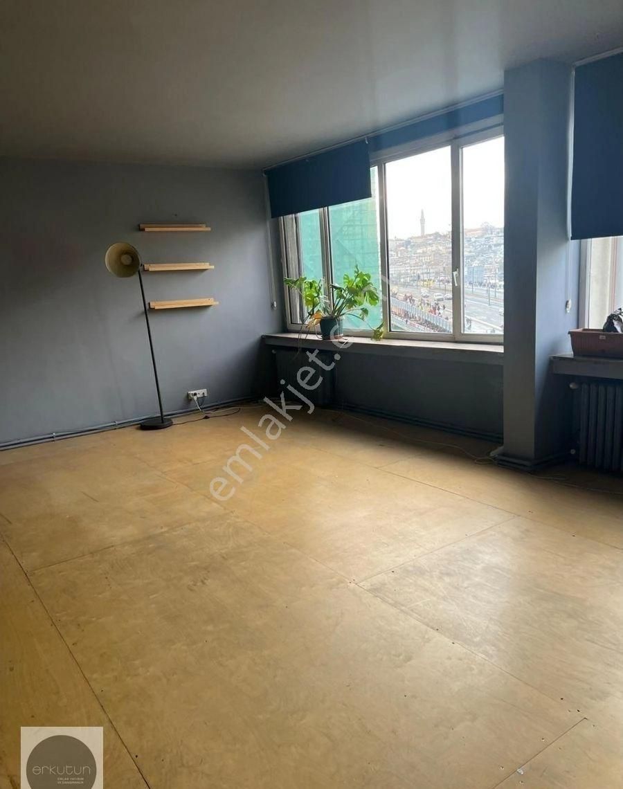 Erkutun'dan, Ofis / Konut. Karaköy Meydanı'nın İmza Binasında Muhteşem Manzaralı Kiralık Loft Daire - Görsel 34