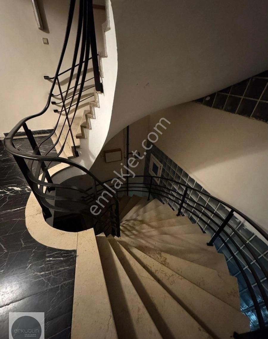 Erkutun'dan, Ofis / Konut. Karaköy Meydanı'nın İmza Binasında Muhteşem Manzaralı Kiralık Loft Daire - Görsel 14