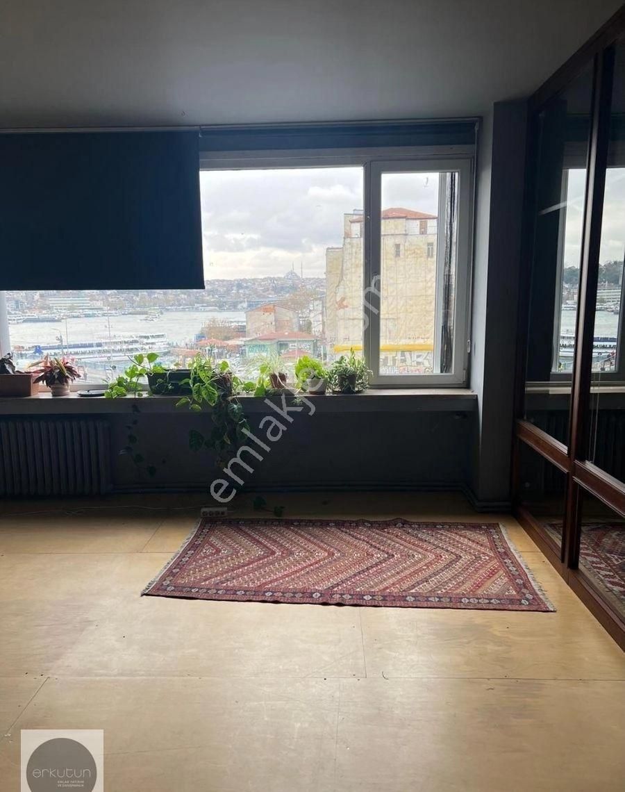 Erkutun'dan, Ofis / Konut. Karaköy Meydanı'nın İmza Binasında Muhteşem Manzaralı Kiralık Loft Daire - Görsel 5