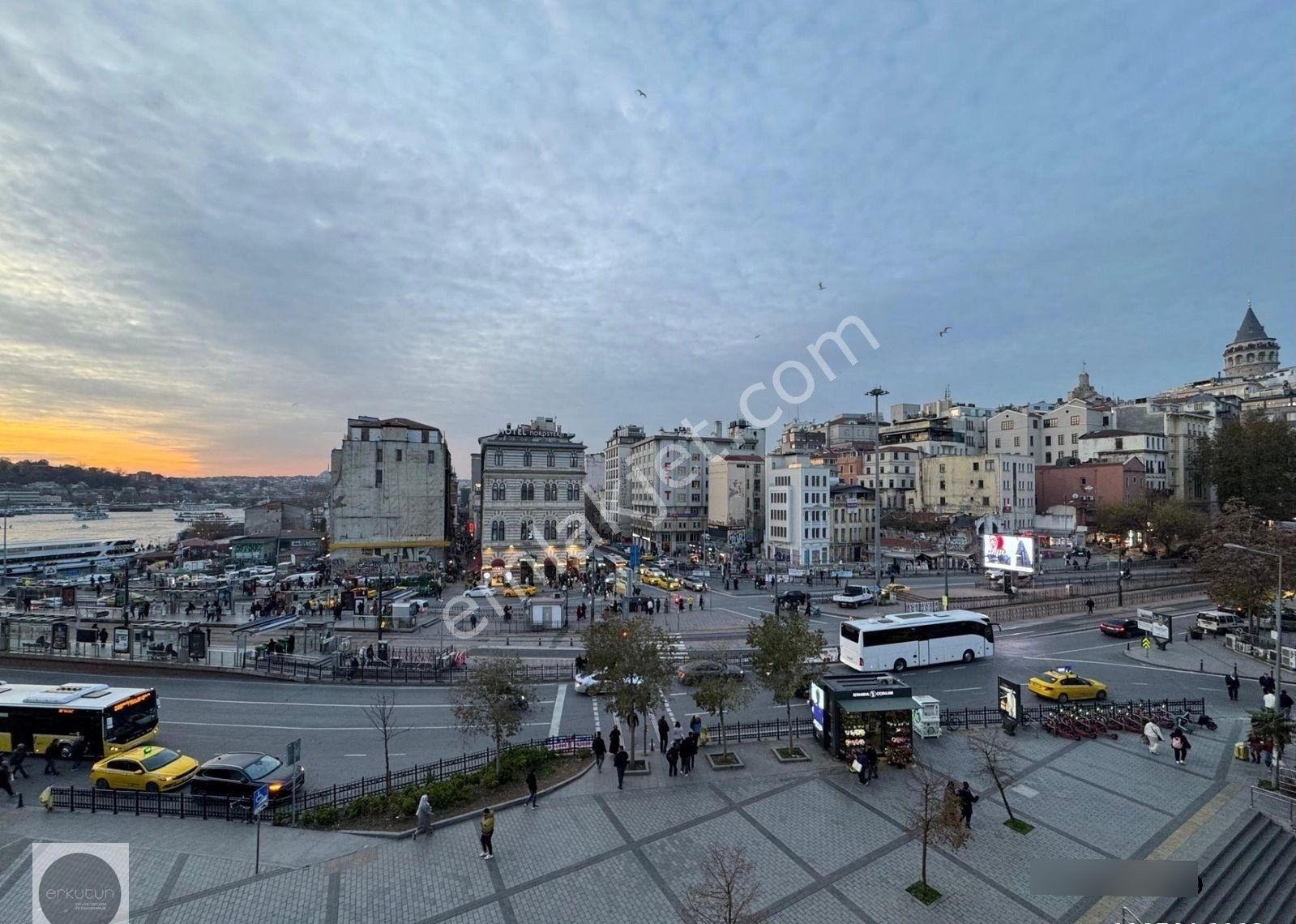 Erkutun'dan, Ofis / Konut. Karaköy Meydanı'nın İmza Binasında Muhteşem Manzaralı Kiralık Loft Daire - Görsel 29