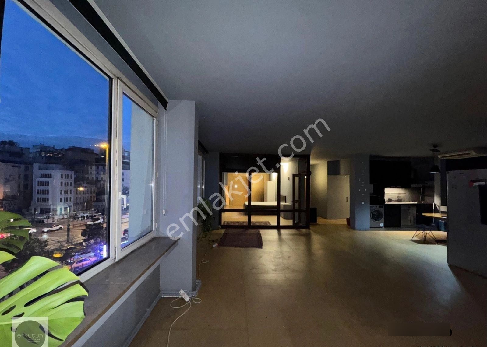 Erkutun'dan, Ofis / Konut. Karaköy Meydanı'nın İmza Binasında Muhteşem Manzaralı Kiralık Loft Daire - Görsel 11