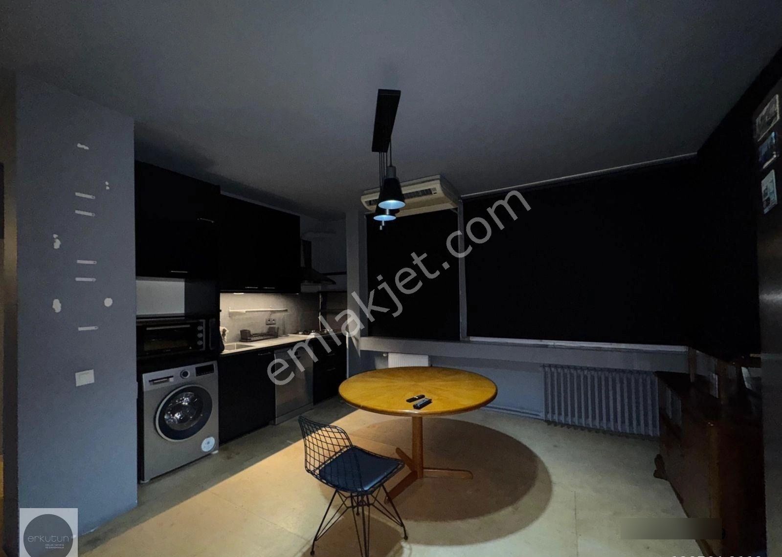 Erkutun'dan, Ofis / Konut. Karaköy Meydanı'nın İmza Binasında Muhteşem Manzaralı Kiralık Loft Daire - Görsel 20