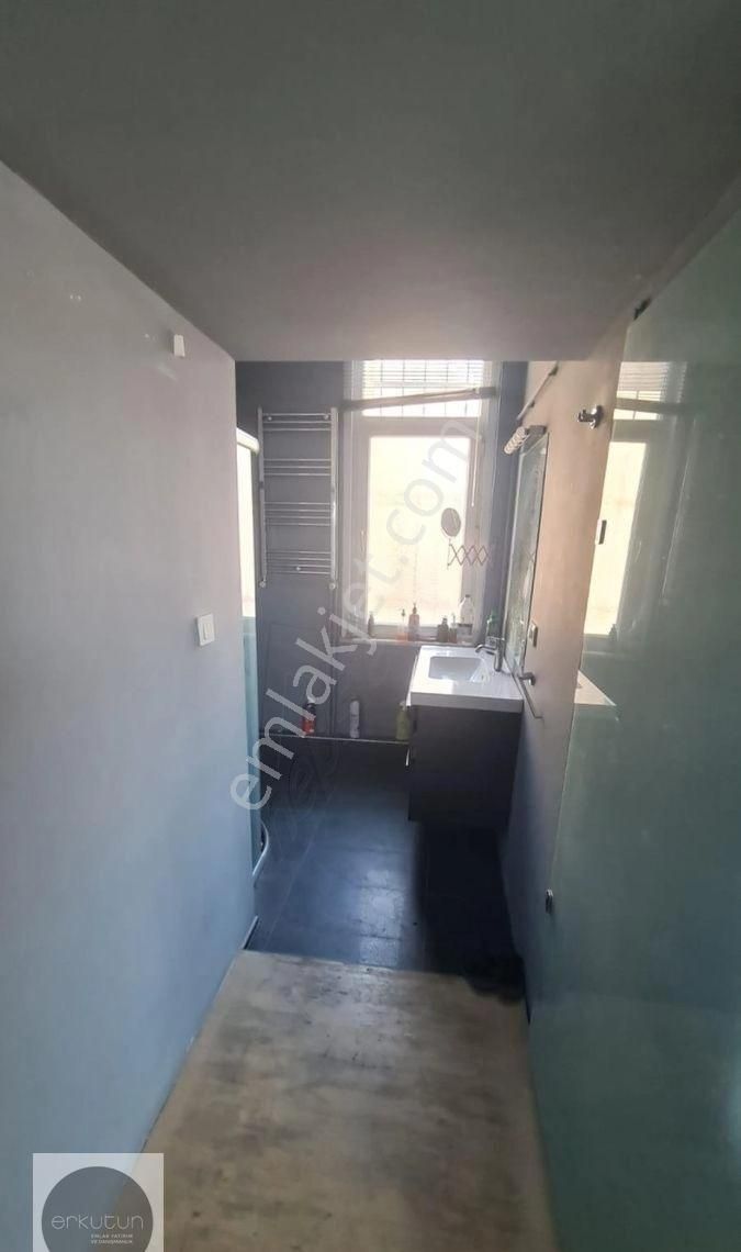 Erkutun'dan, Ofis / Konut. Karaköy Meydanı'nın İmza Binasında Muhteşem Manzaralı Kiralık Loft Daire - Görsel 24