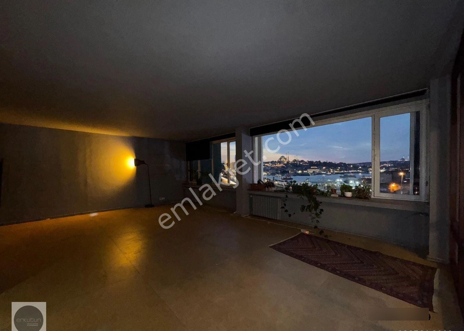 Erkutun'dan, Ofis / Konut. Karaköy Meydanı'nın İmza Binasında Muhteşem Manzaralı Kiralık Loft Daire - Görsel 4