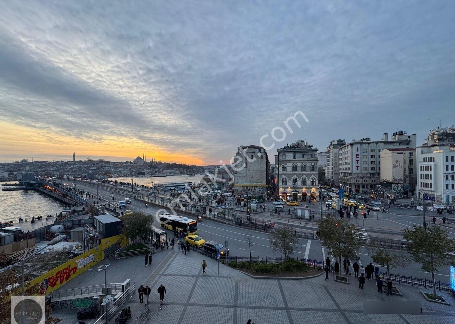 Erkutun'dan, Ofis / Konut. Karaköy Meydanı'nın İmza Binasında Muhteşem Manzaralı Kiralık Loft Daire - Görsel 9