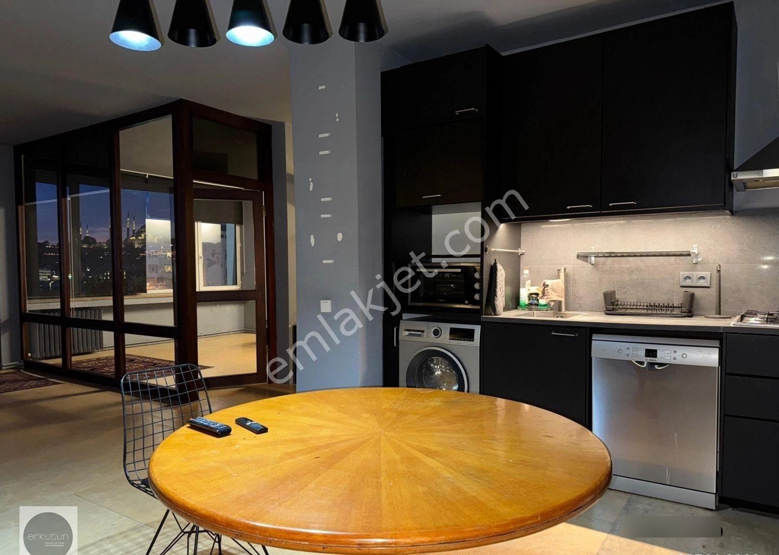 Erkutun'dan, Ofis / Konut. Karaköy Meydanı'nın İmza Binasında Muhteşem Manzaralı Kiralık Loft Daire - Görsel 17