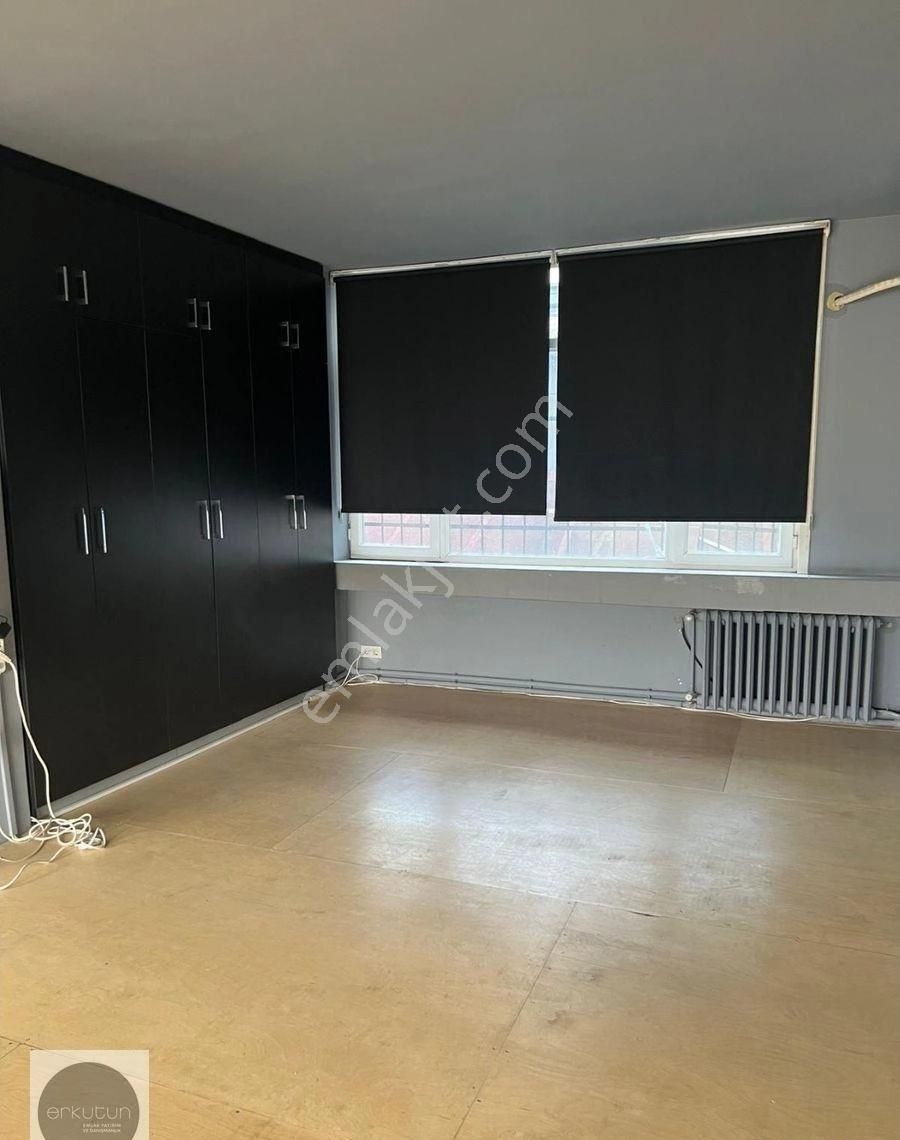 Erkutun'dan, Ofis / Konut. Karaköy Meydanı'nın İmza Binasında Muhteşem Manzaralı Kiralık Loft Daire - Görsel 13