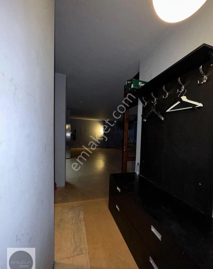 Erkutun'dan, Ofis / Konut. Karaköy Meydanı'nın İmza Binasında Muhteşem Manzaralı Kiralık Loft Daire - Görsel 6