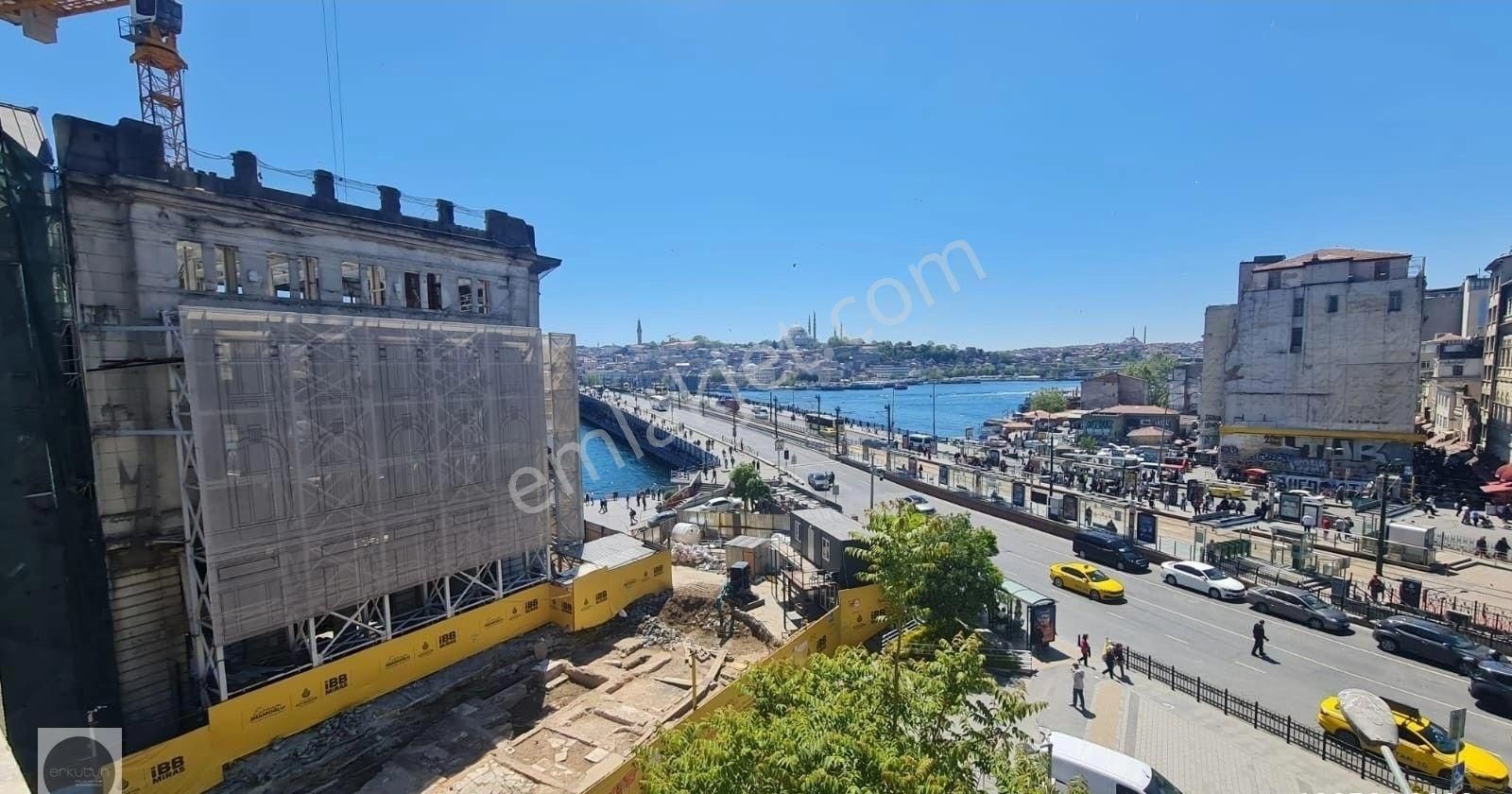 Erkutun'dan, Ofis / Konut. Karaköy Meydanı'nın İmza Binasında Muhteşem Manzaralı Kiralık Loft Daire