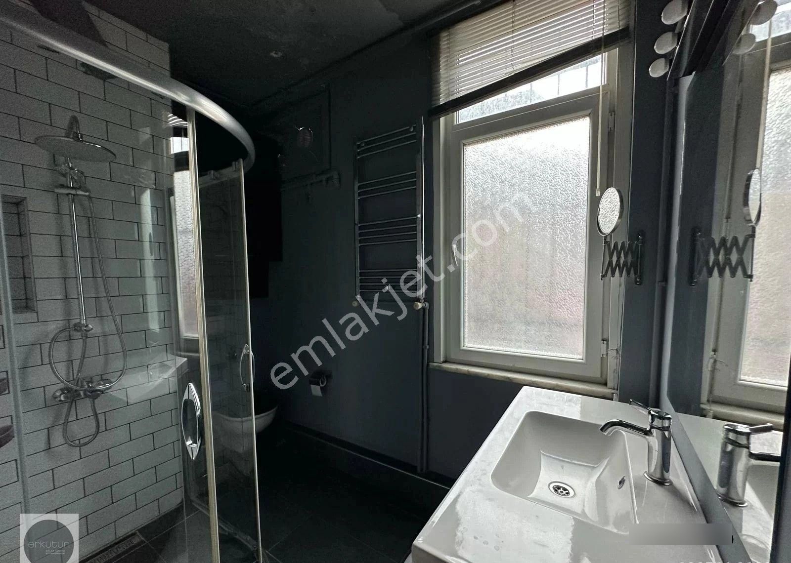 Erkutun'dan, Ofis / Konut. Karaköy Meydanı'nın İmza Binasında Muhteşem Manzaralı Kiralık Loft Daire - Görsel 35