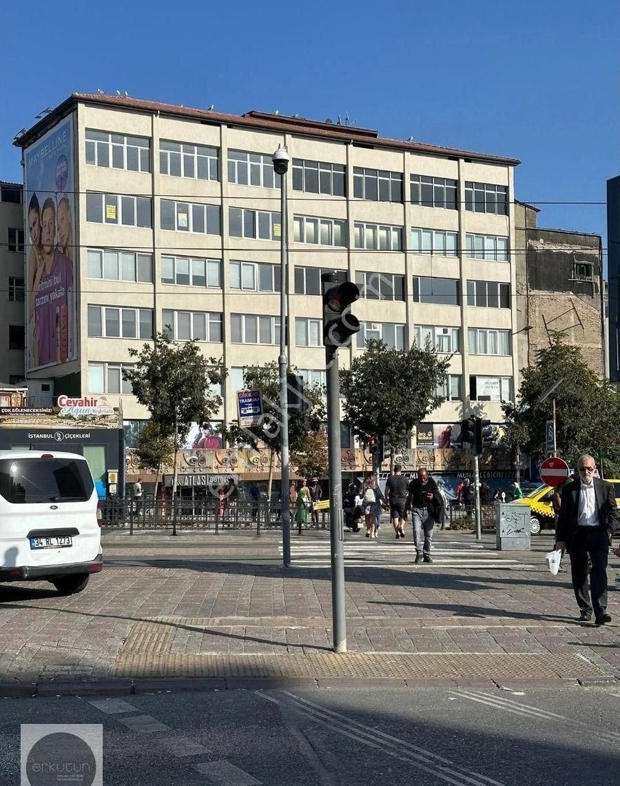 Erkutun'dan, Ofis / Konut. Karaköy Meydanı'nın İmza Binasında Muhteşem Manzaralı Kiralık Loft Daire - Görsel 30
