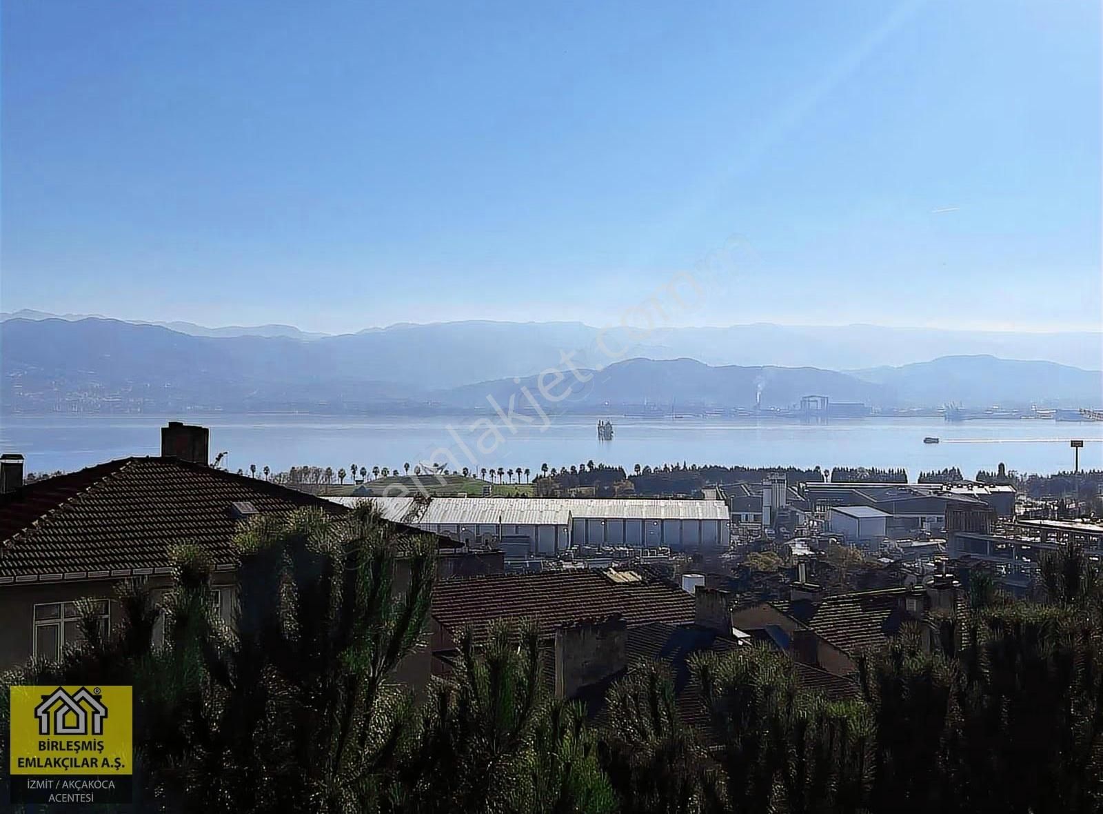 Panoramik Körfez Manzaralı Satılık 5+1 Bahçe Triplex Daire