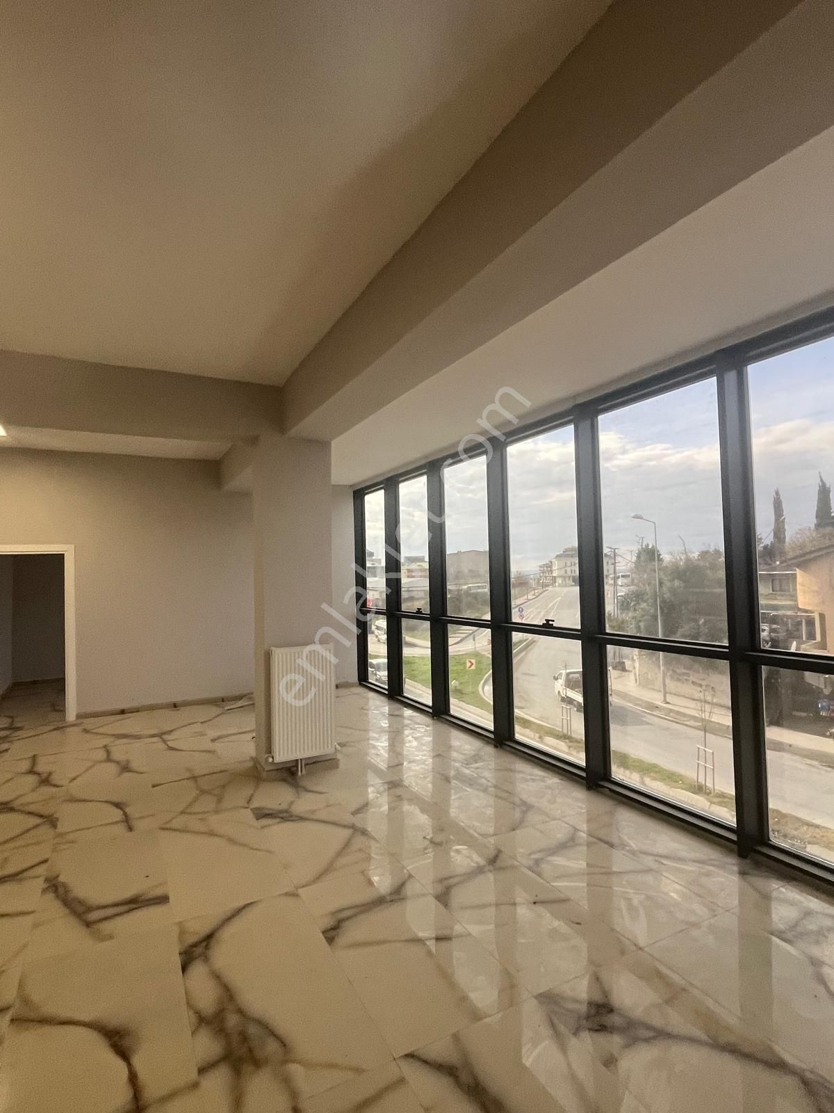 Arnavutköy Cadde Cephe Kiralık Ara Kat Ofis - Görsel 2