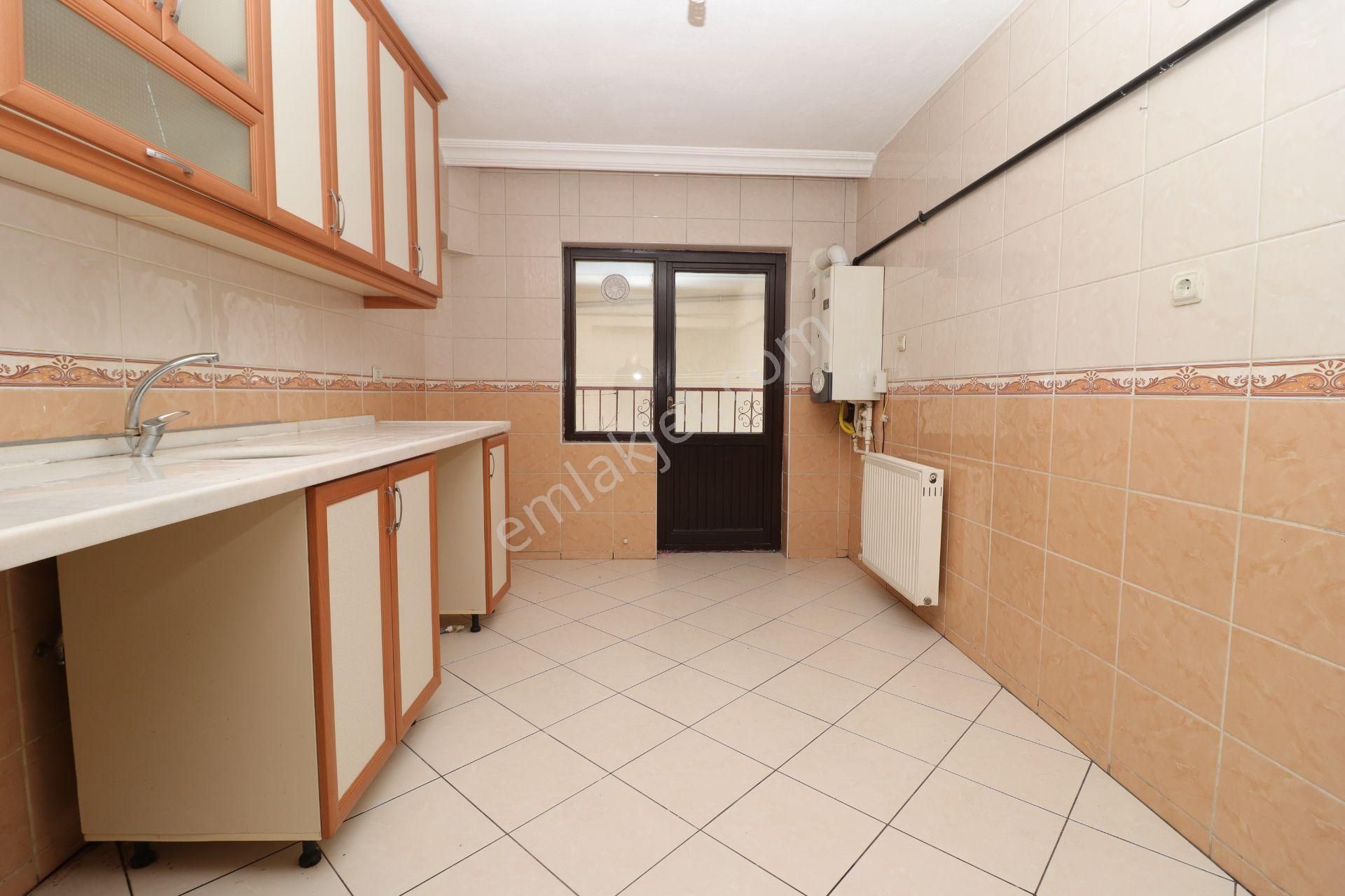 Akif'ten Topçu'da 3+1 Cadde Üzeri Pazar & Sağlık Ocağı Yakını Kiralık Daire - Görsel 3