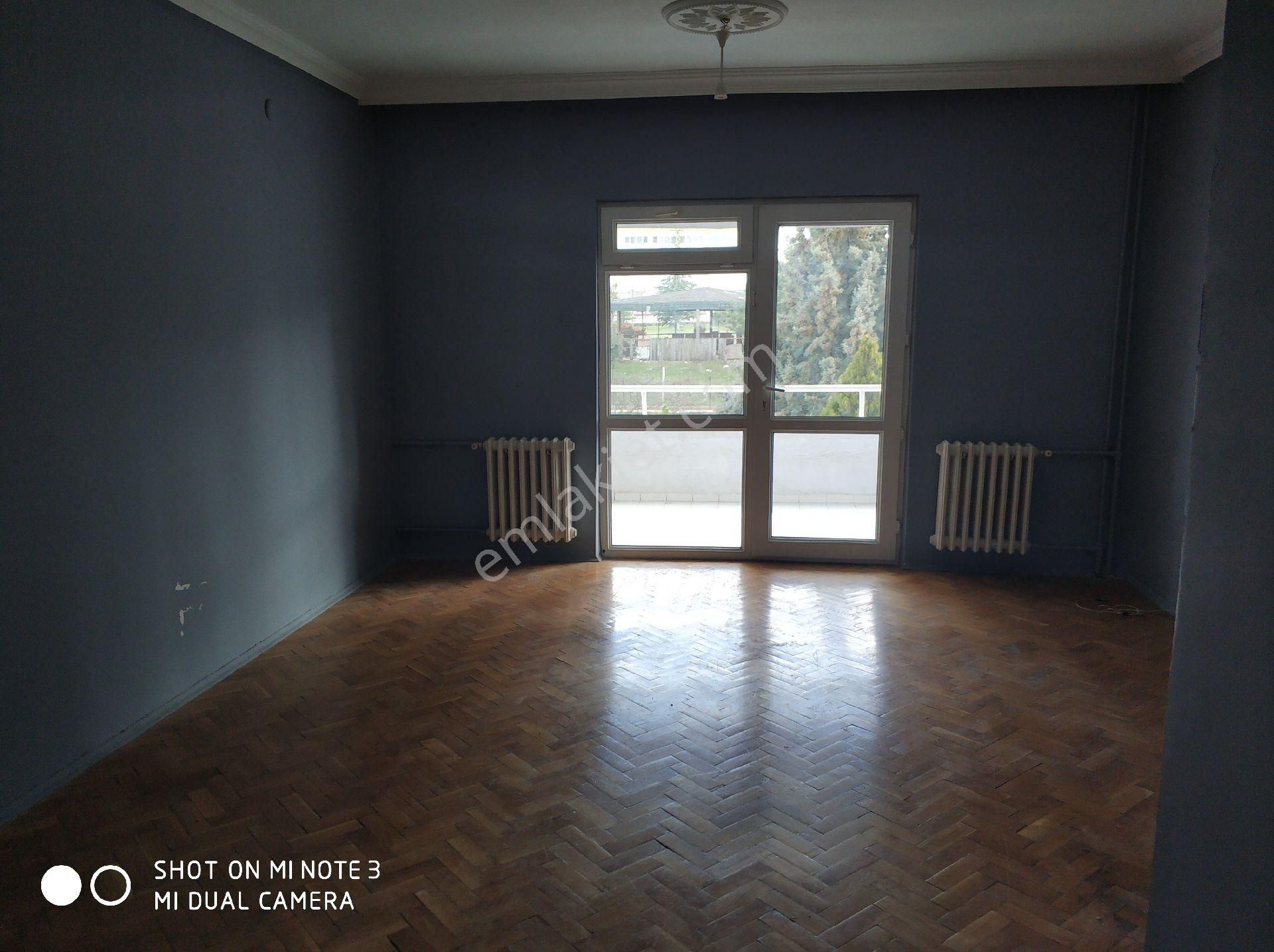 Sultandere Mahallesi'nde Kiralık 3+1 Ara Kat Okul Karşısında Çift Balkonlu Çift Wc'li