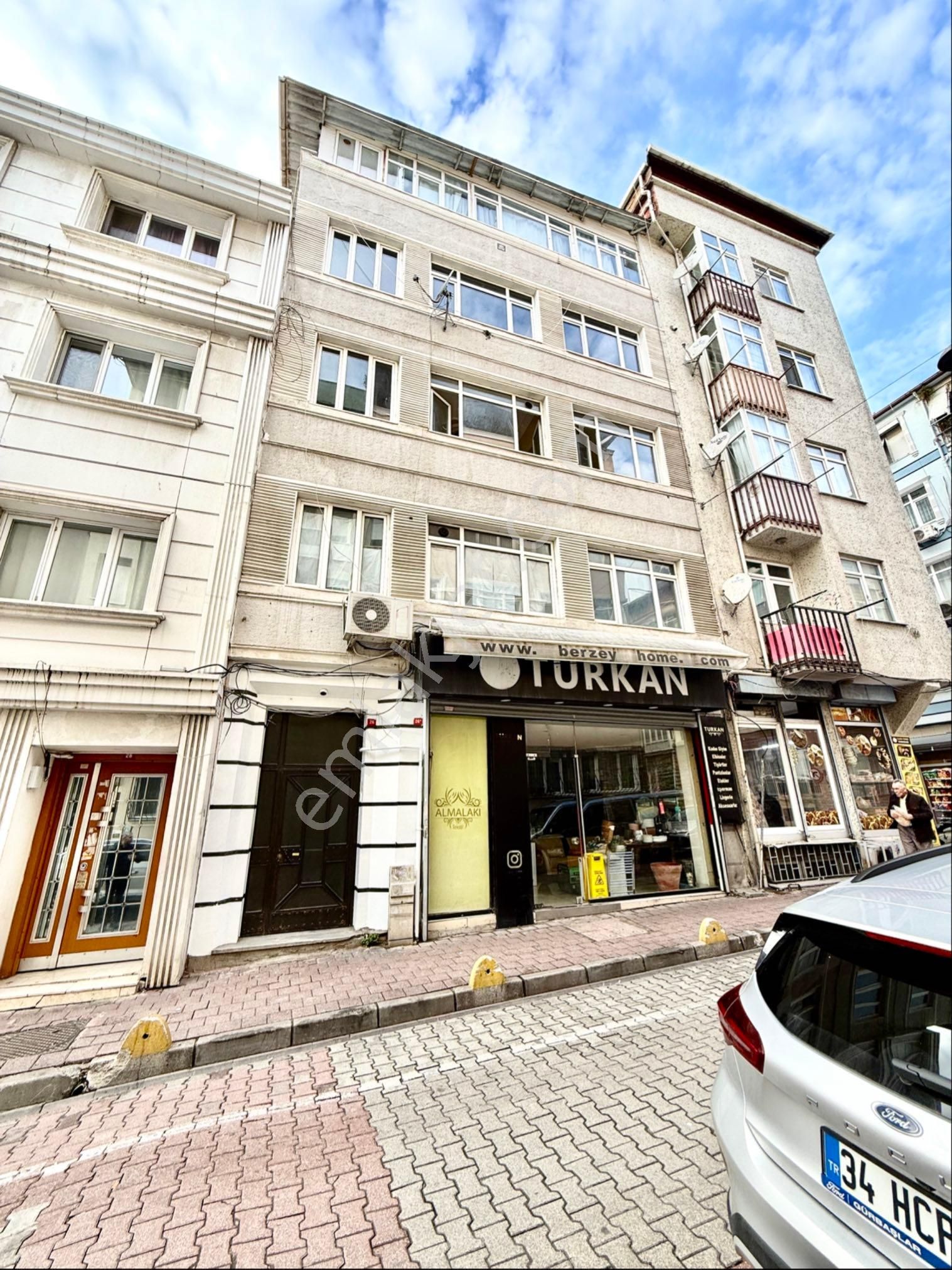 Geniş Cepheli 4 Daire 1 Dükkan Satılık Bina