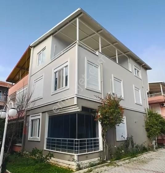 Belek'te Site İçi Havuzlu Plaja 1 Km Mesafede Bakımlı 5+1 Villa