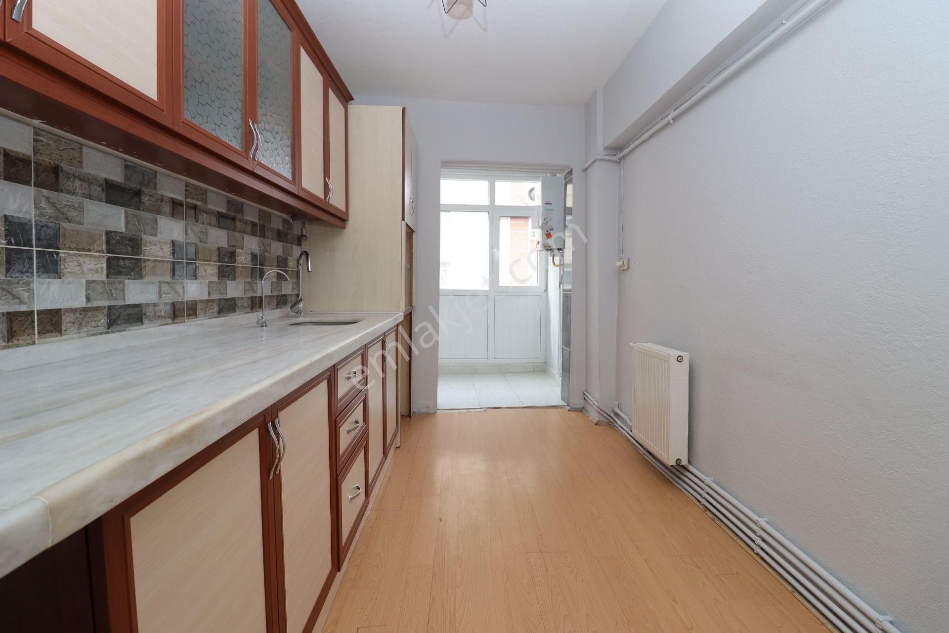 Etimesgut İstasyon'da Cadde'de Köşebaşı Arakat 3+1 Kiralık Daire - Görsel 3