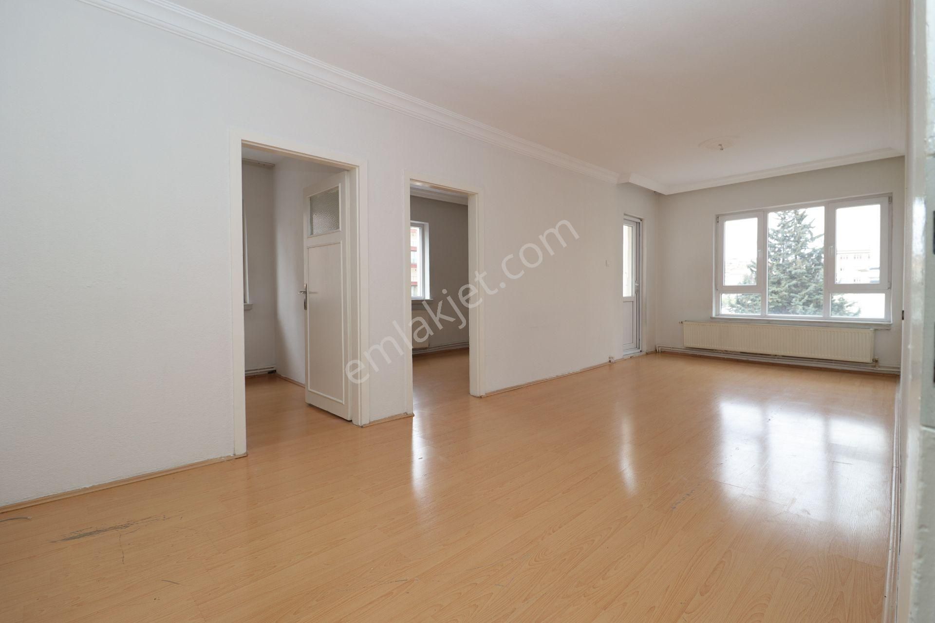 Etimesgut İstasyon'da Cadde'de Köşebaşı Arakat 3+1 Kiralık Daire - Görsel 8