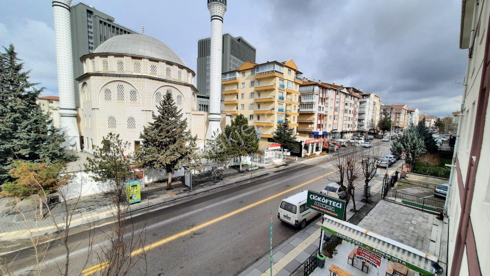 Etimesgut İstasyon'da Cadde'de Köşebaşı Arakat 3+1 Kiralık Daire - Görsel 23