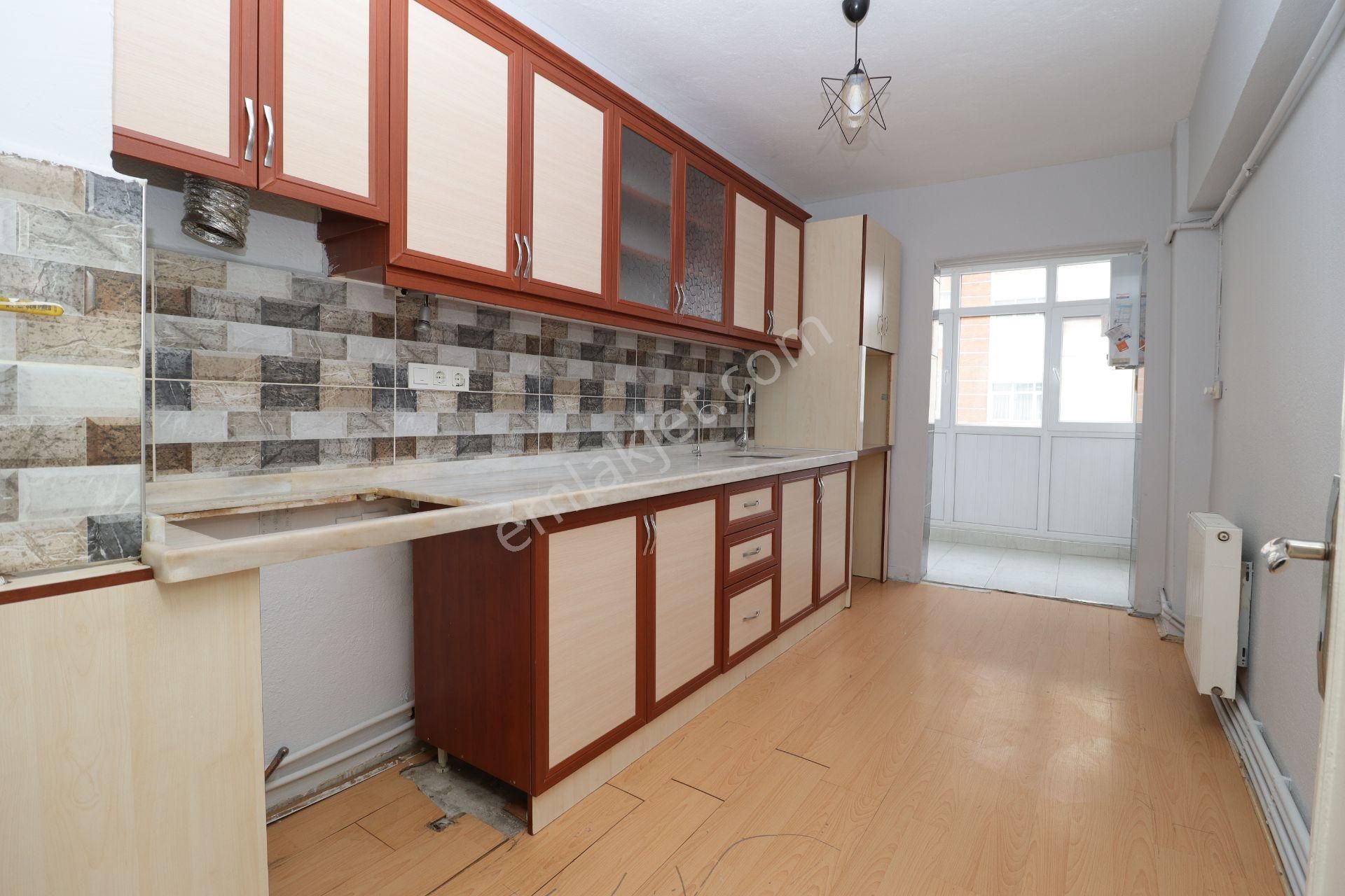 Etimesgut İstasyon'da Cadde'de Köşebaşı Arakat 3+1 Kiralık Daire - Görsel 2