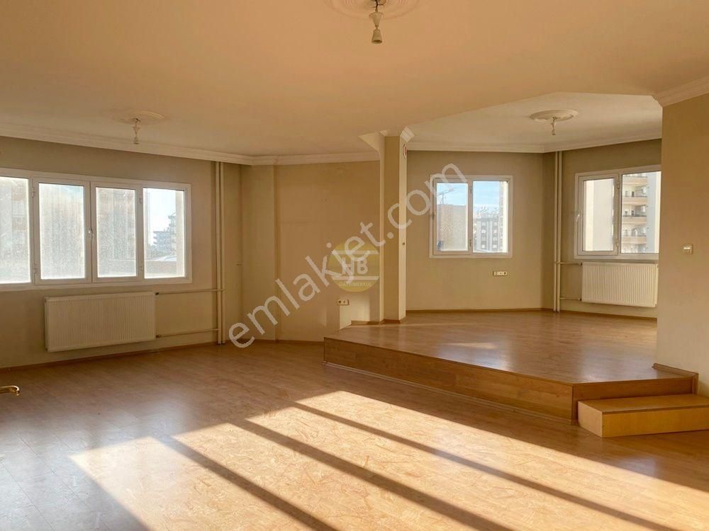 Hb'den 3+1 Kiralık Daire, Site İçi, Ara Kat, Merkezi Doğalgaz, Ebeveyn Banyo, Otopark - Görsel 2