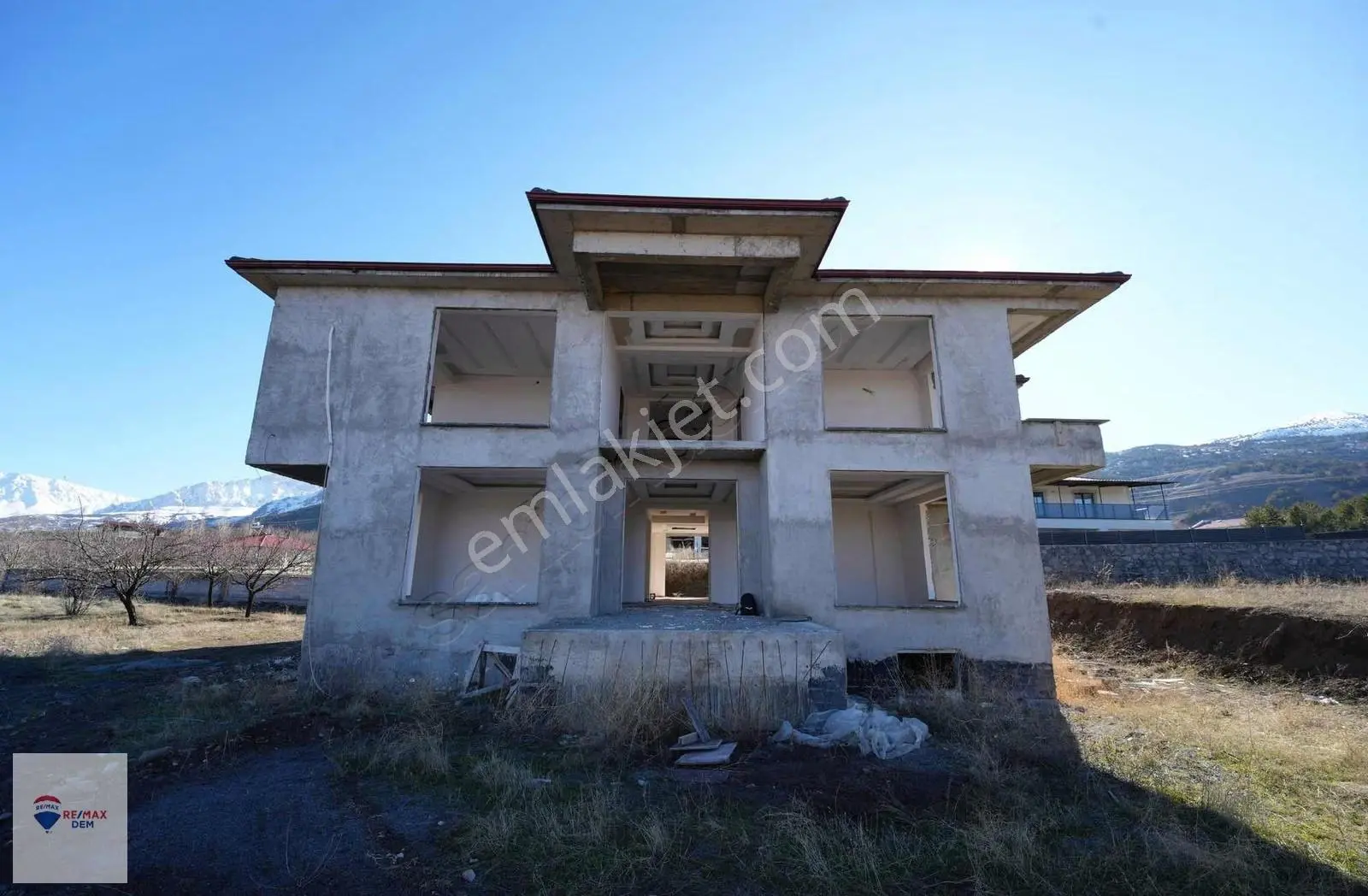 Remax Dem'den Yaylabaşı' Da 12+2 Satılık Villa