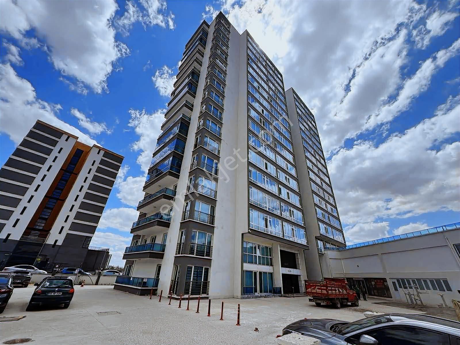 Sakalar Tower'da 14.kat Ön Cephe Eşyalı Kiralık Daire Turyap'tan