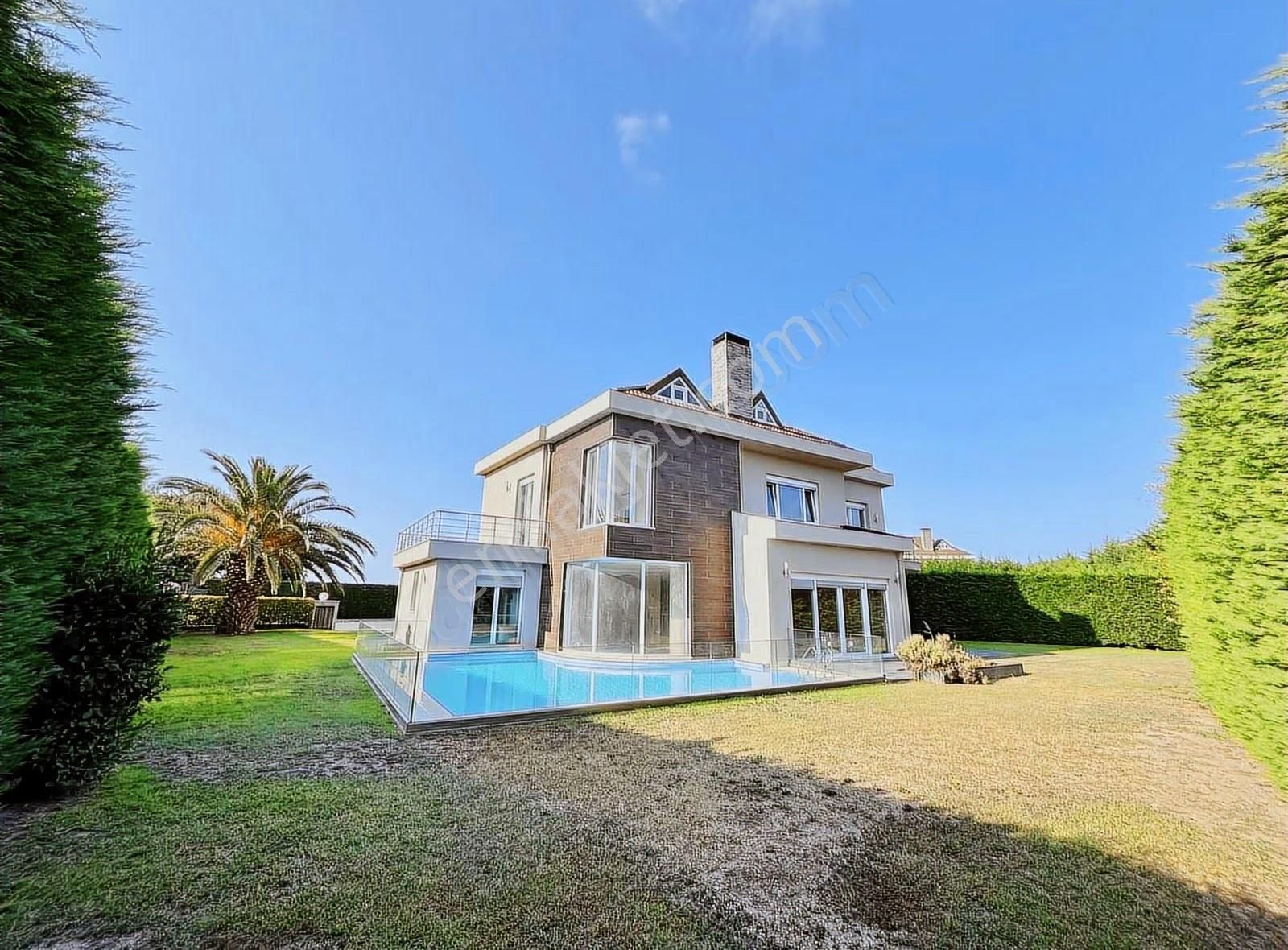 Zekeriyaköyde Güvenlikli Sitede Müstakil Havuzlu Kiralık Villa