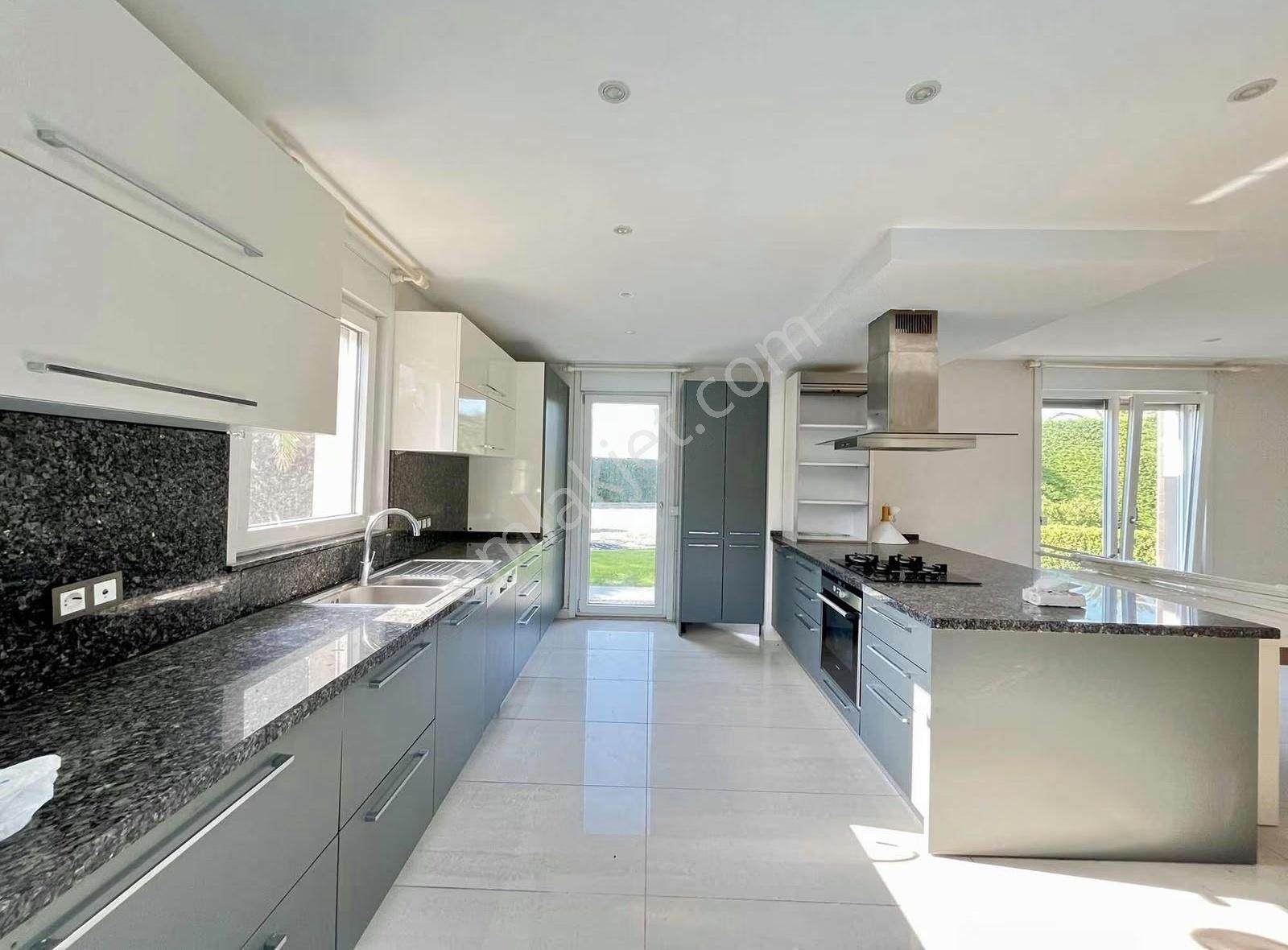 Zekeriyaköyde Güvenlikli Sitede Müstakil Havuzlu Kiralık Villa - Görsel 16